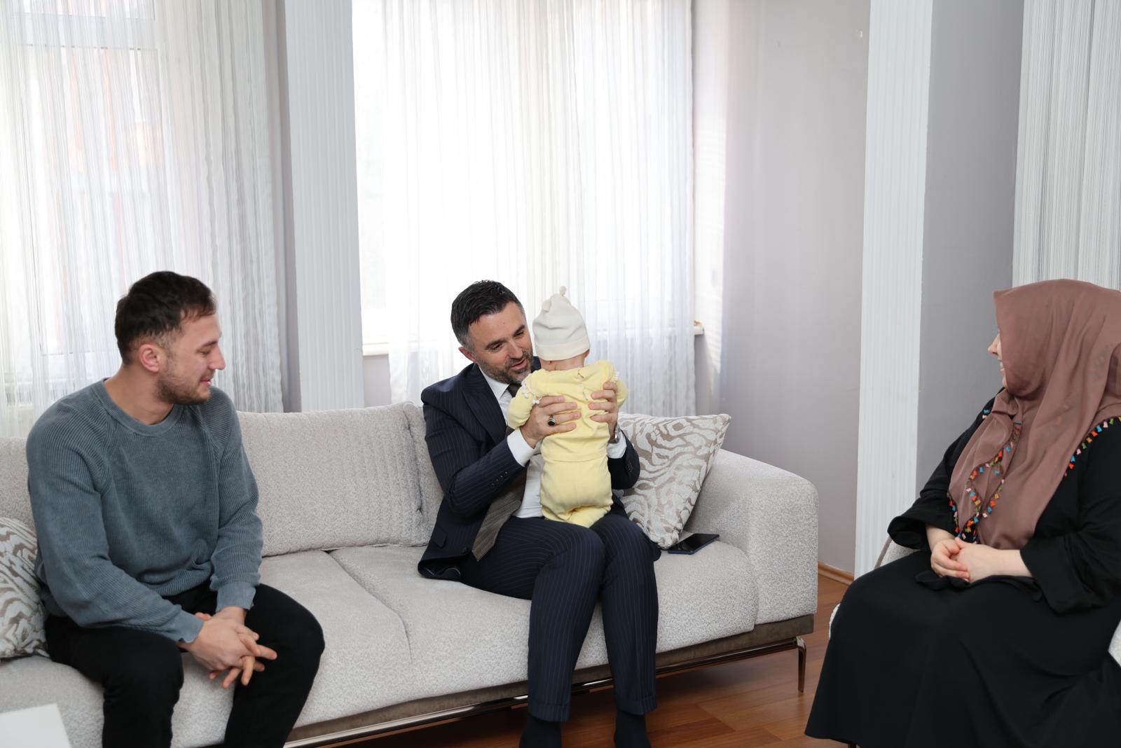 Evlenecek Gençlerin Desteklenmesi Projesi kapsamında evlilik kredisinden yararlanarak evlenen çiftlerimize, bebekleri için “Hayırlı olsun” ziyaretleri düzenliyor