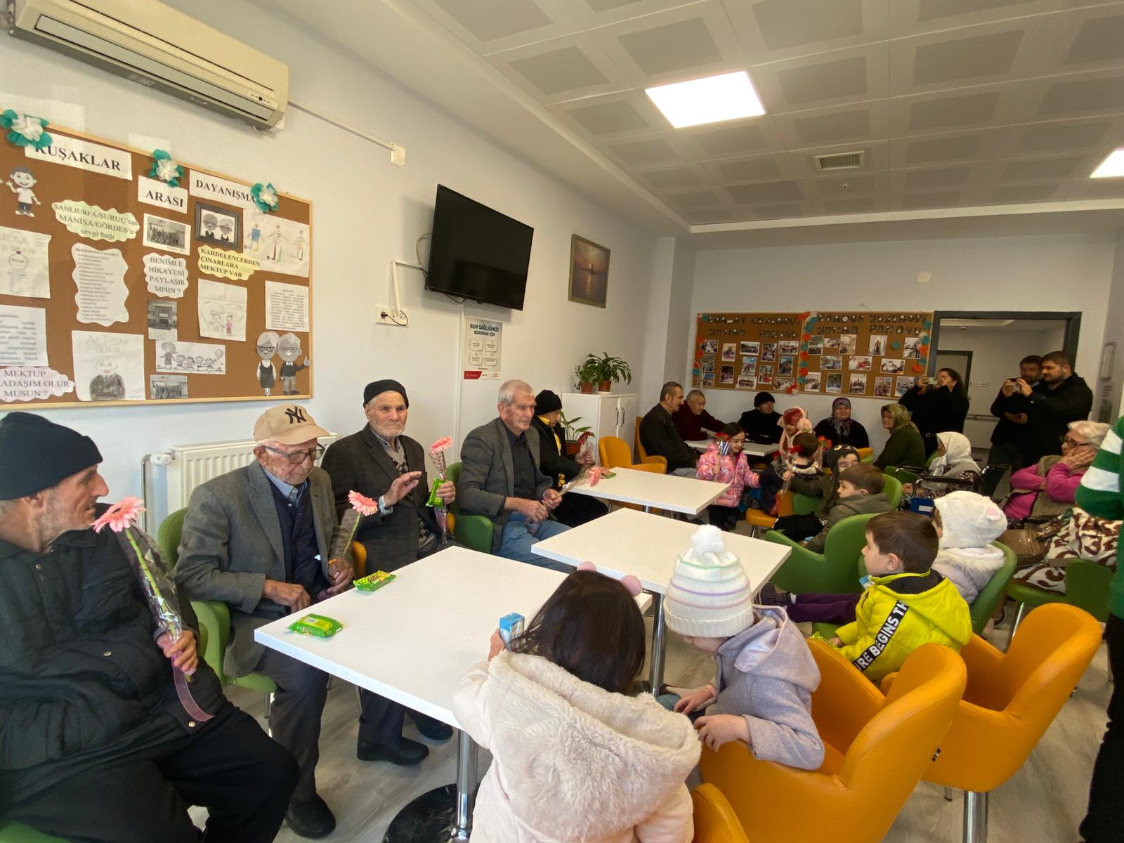 Gördes Huzurevinde Kuşaklar Arası Anlamlı Buluşma Gerçekleşti