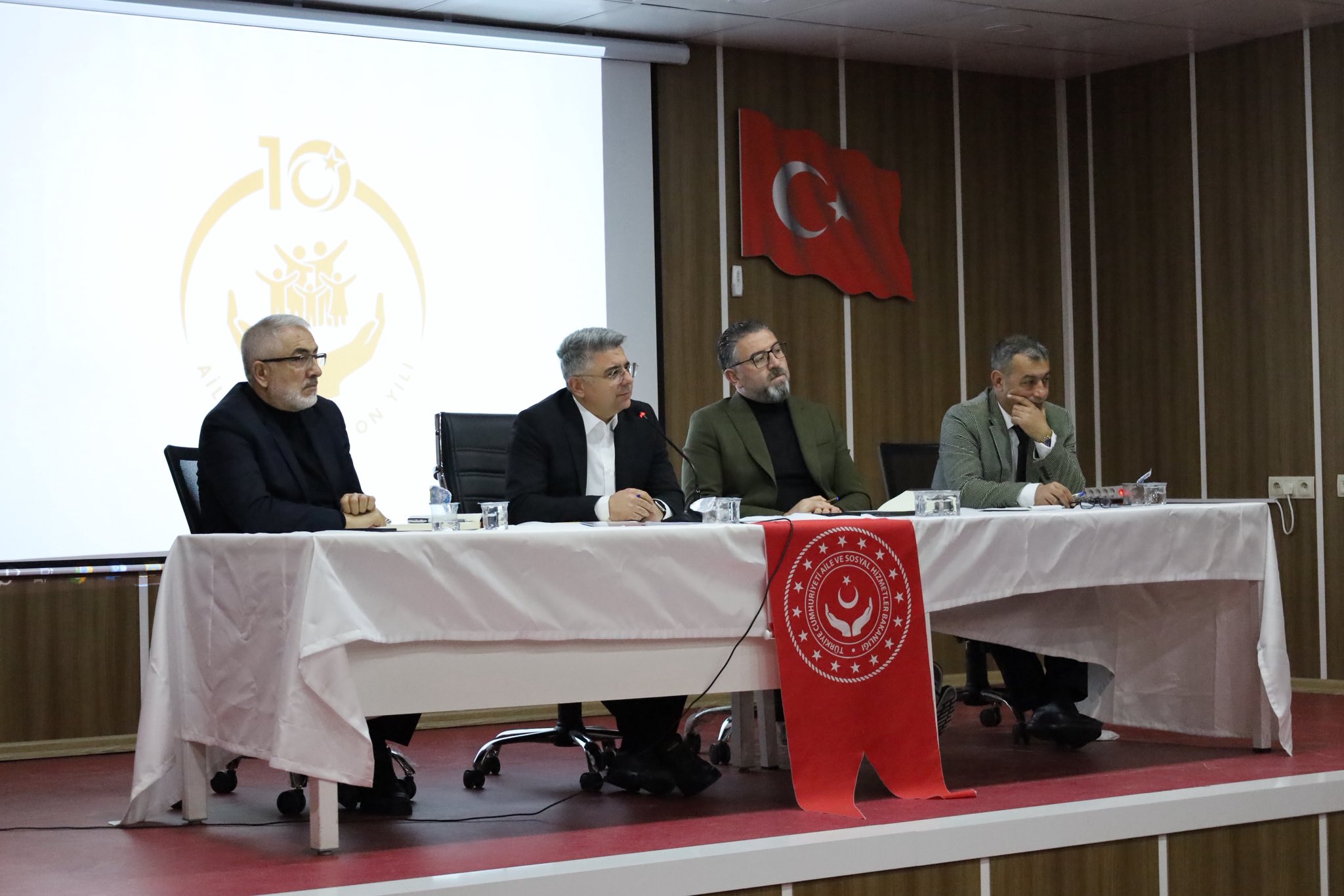 İl Müdürümüz Özgür Kırmızıtaş’ın başkanlığında, idarecilerimiz ve çalışma arkadaşlarımızın katılımıyla gerçekleştirilen değerlendirme toplantısı