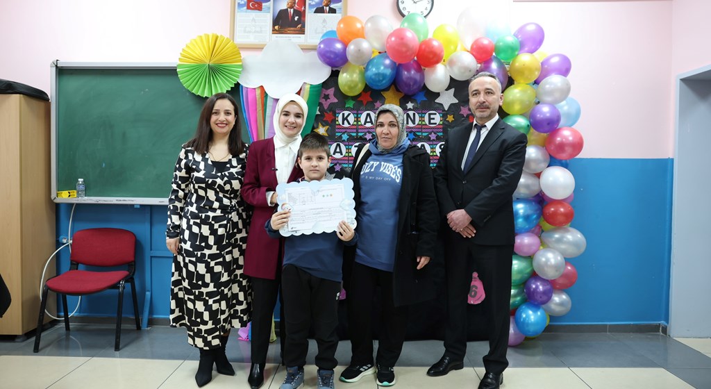 Bakanımız Göktaş, babası Pençe-Kilit Harekatı'nda şehit olan öğrencinin karne törenine katıldı