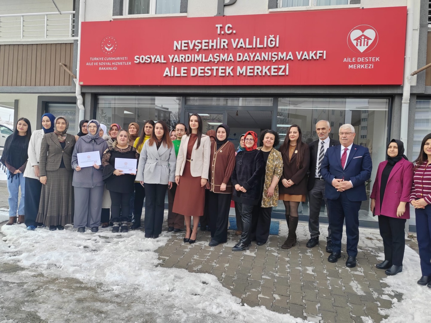 Aile Destek Merkezleri kursiyerleri tarafından hazırlanan el emeği ürünlerin yer aldığı sergi açılışı