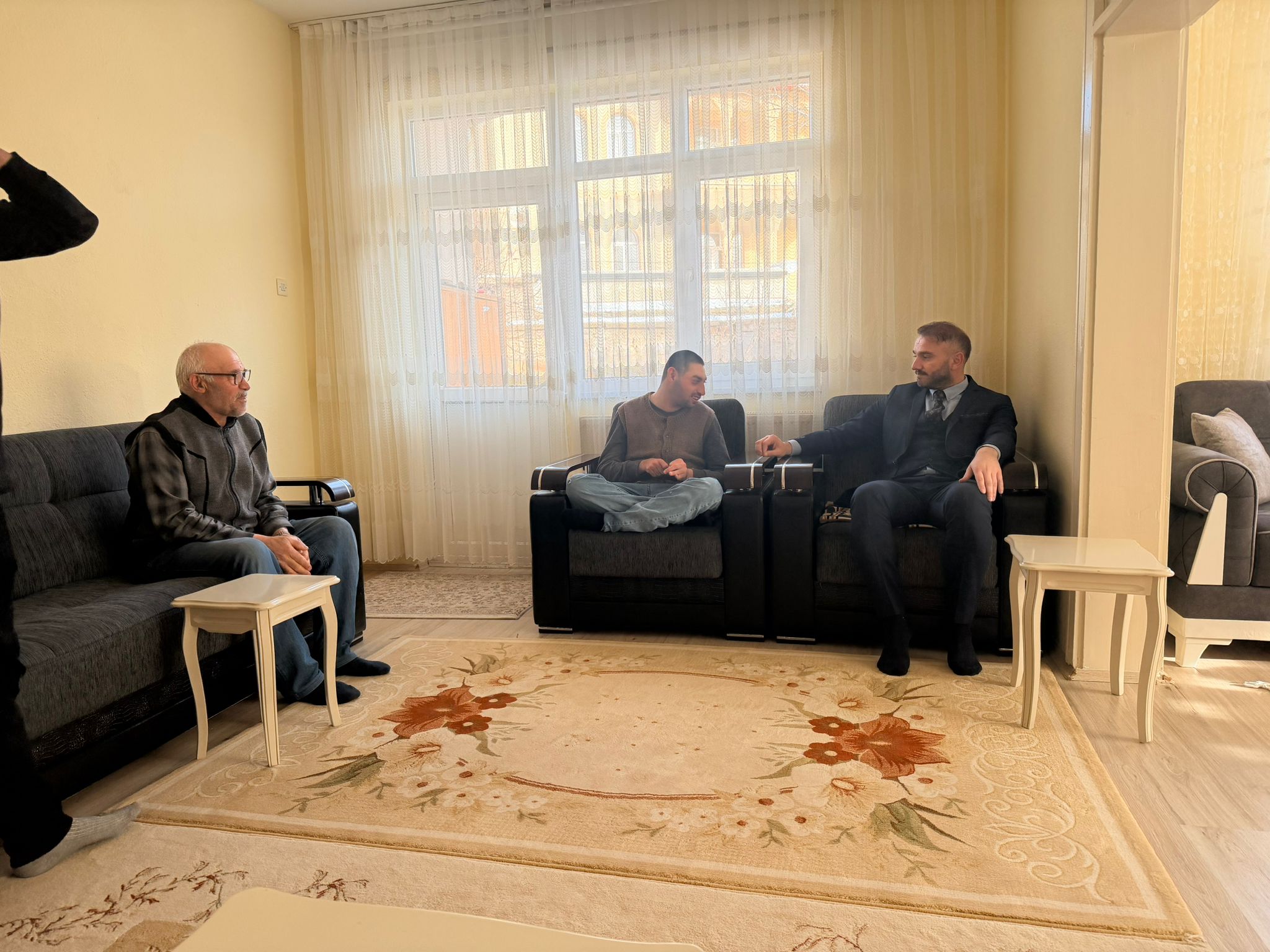 Gönüllere misafir, dertlere ortak oluyoruz...