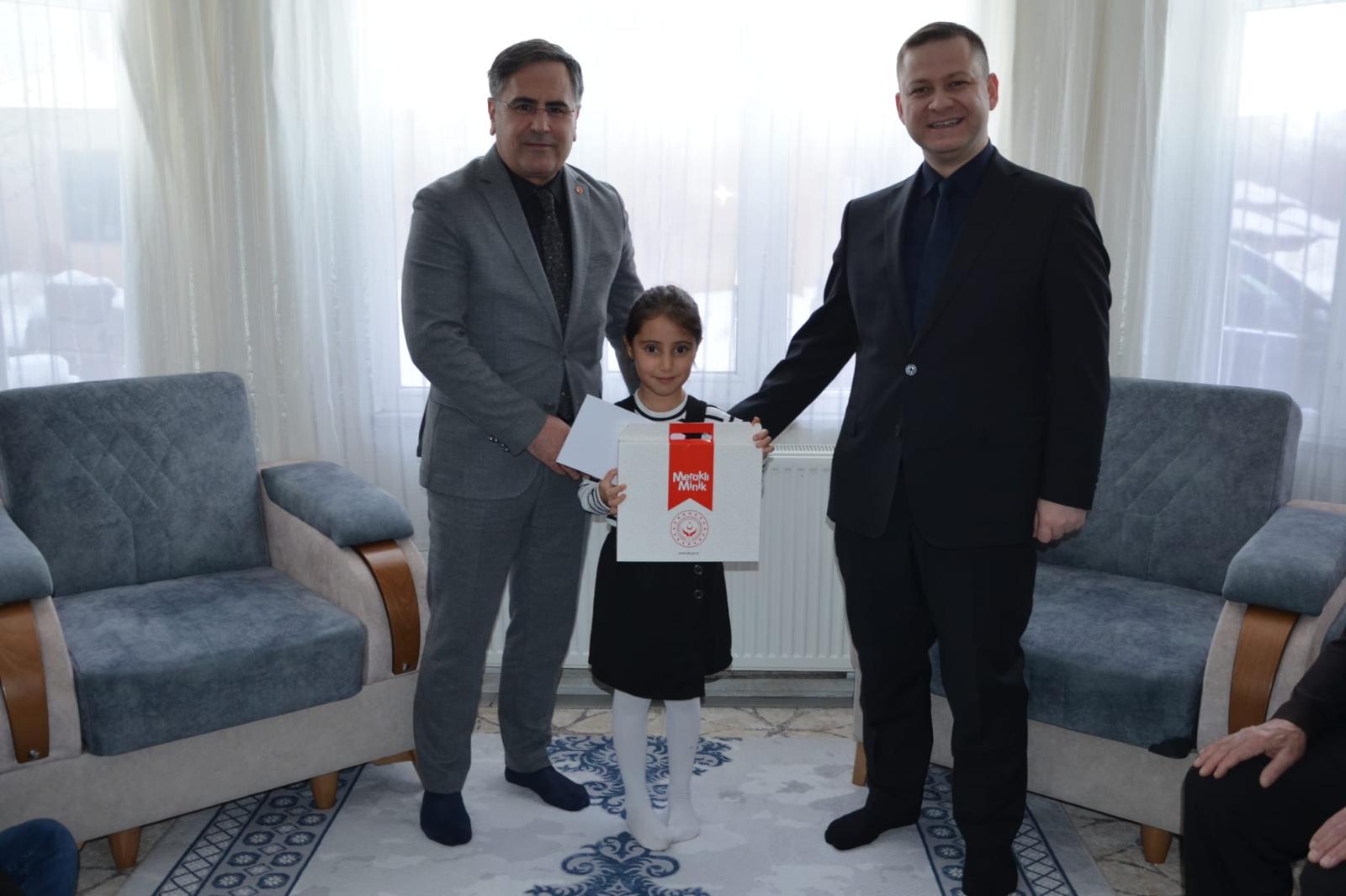 Şehit ve gazi çocuklarının ilk karne heyecanı