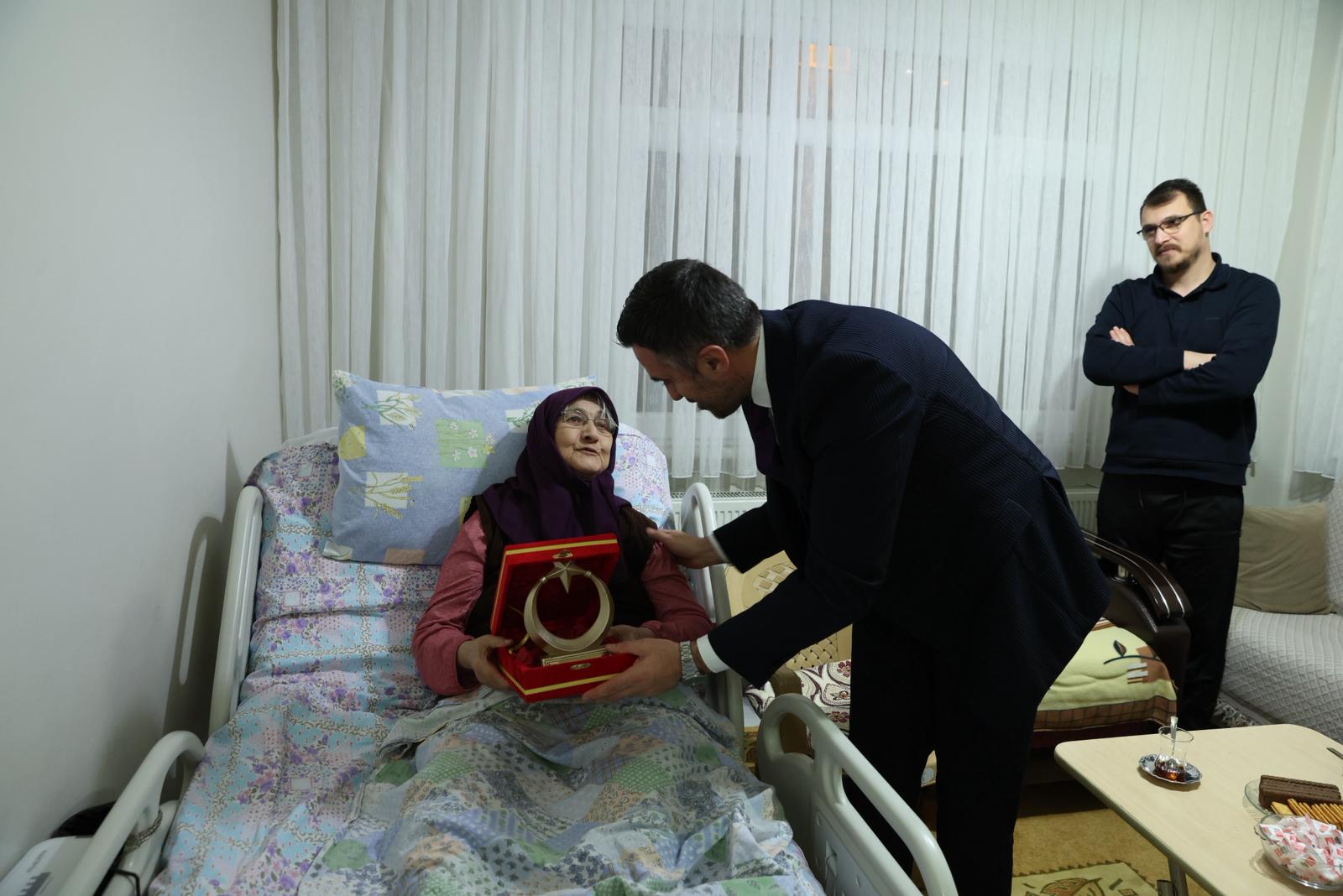 İl Müdürümüz Sn. Ömer TURAN, TSK Şehidimiz Özcan KAN’ın annesi Saime KAN’a, şehidimizin babası merhum İsmail KAN’ın vefatı dolayısıyla taziye ziyaretinde bulundu.