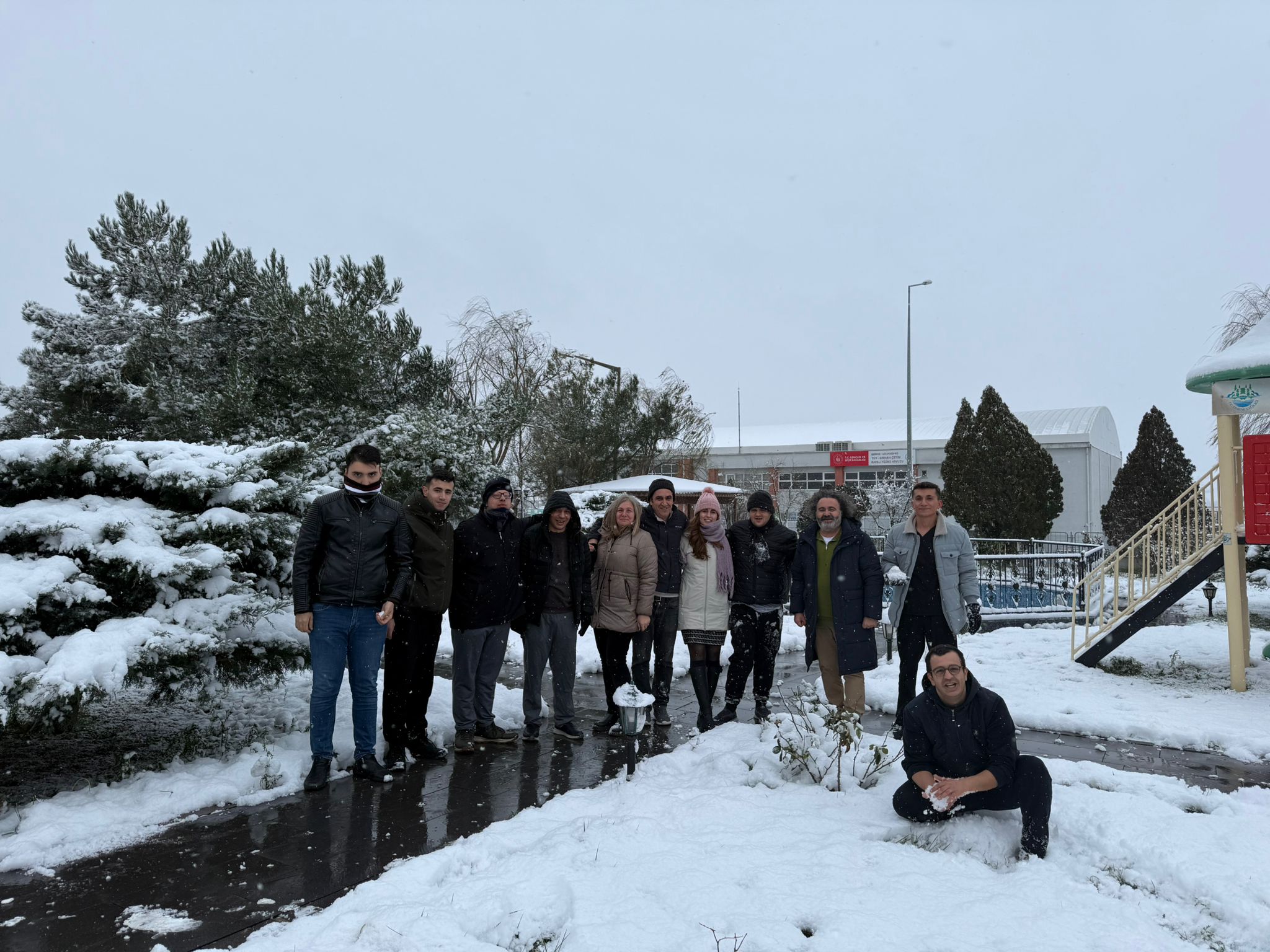 Özel Gereksinimli Bireylerimiz ve Personellerimiz Kar Topu Oynadı.