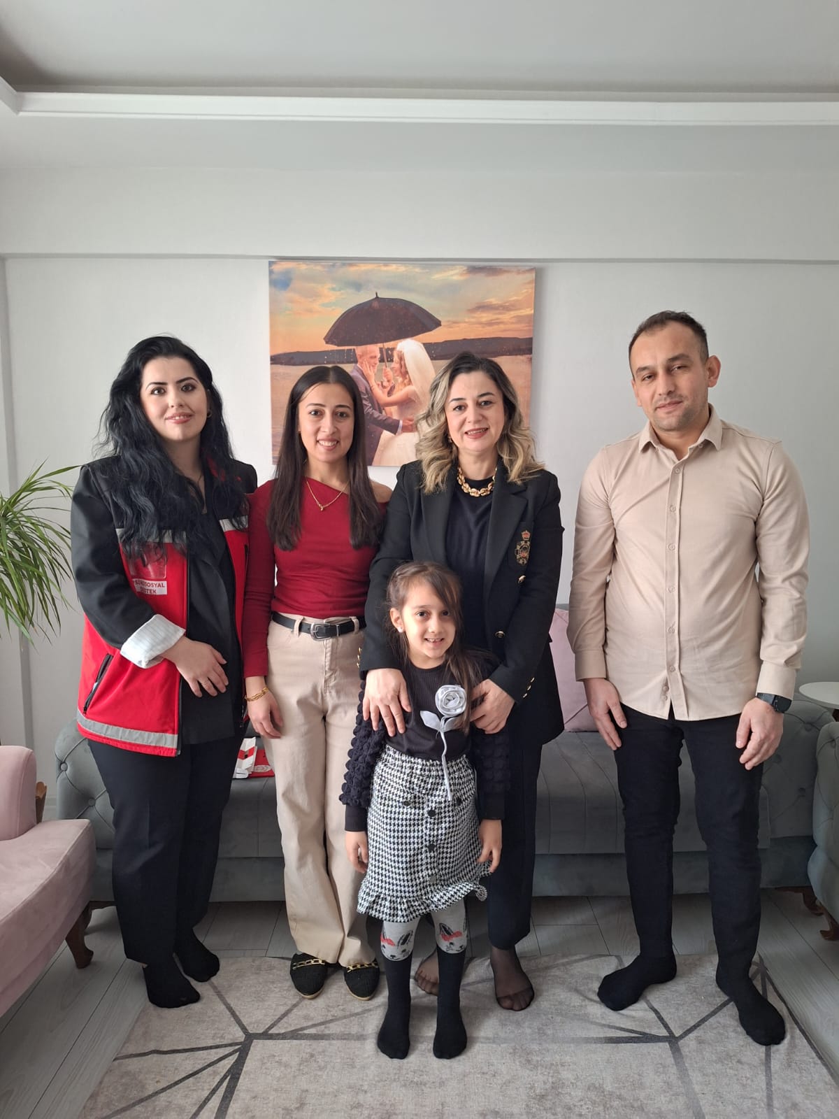 Bakanımız Sayın Mahinur ÖZDEMİR GÖKTAŞ’ın tebrik kartı ile Bakanlığımız Şehit Yakınları ve Gaziler Genel Müdürlüğü tarafından gönderilen hediye kutuları, gerçekleştirilen ziyaretlerle çocuklarımıza ulaştırıldı.