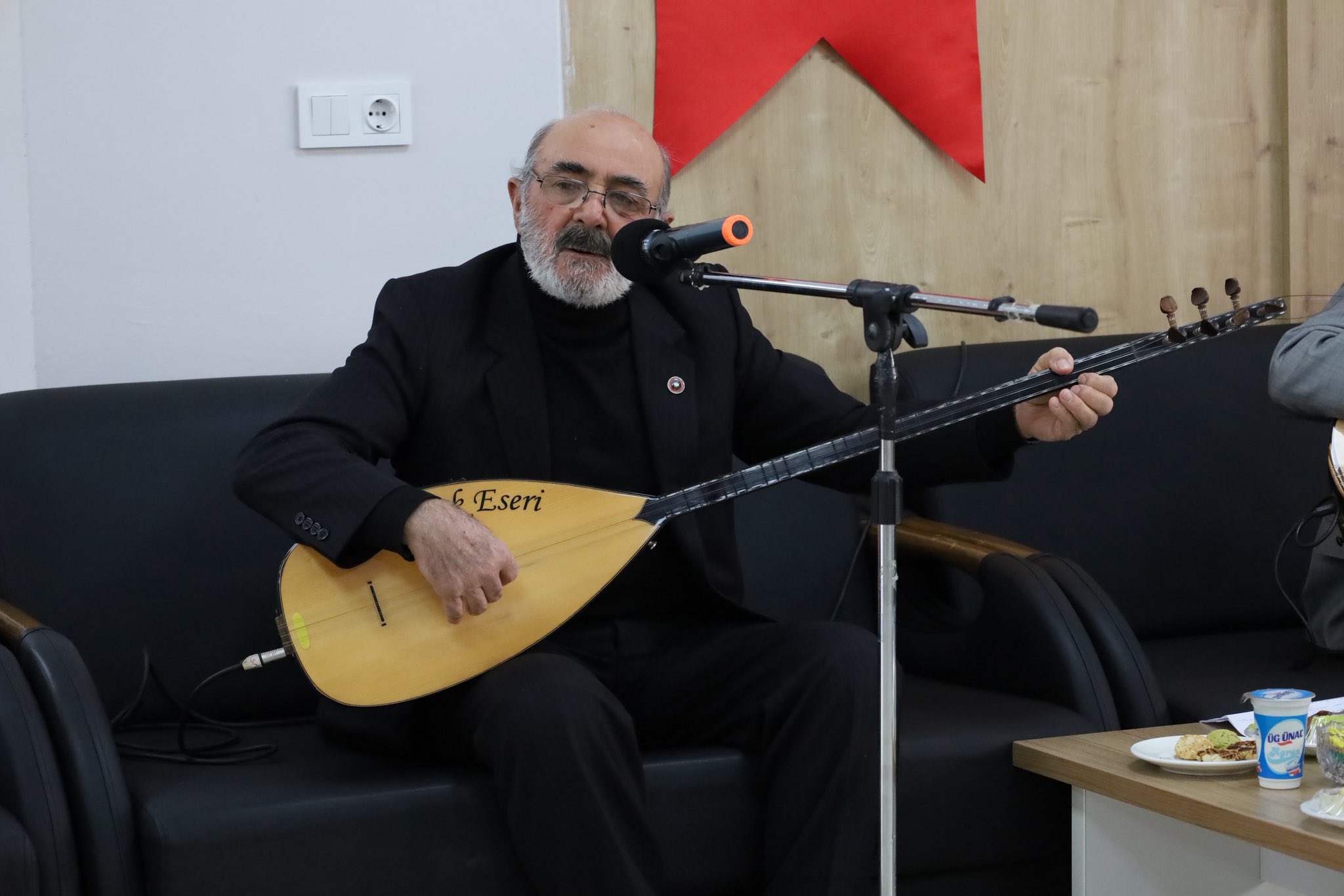 İhramcızade İsmail Hakkı Toprak Huzurevimizde âşıklar atışması programı düzenlendi.