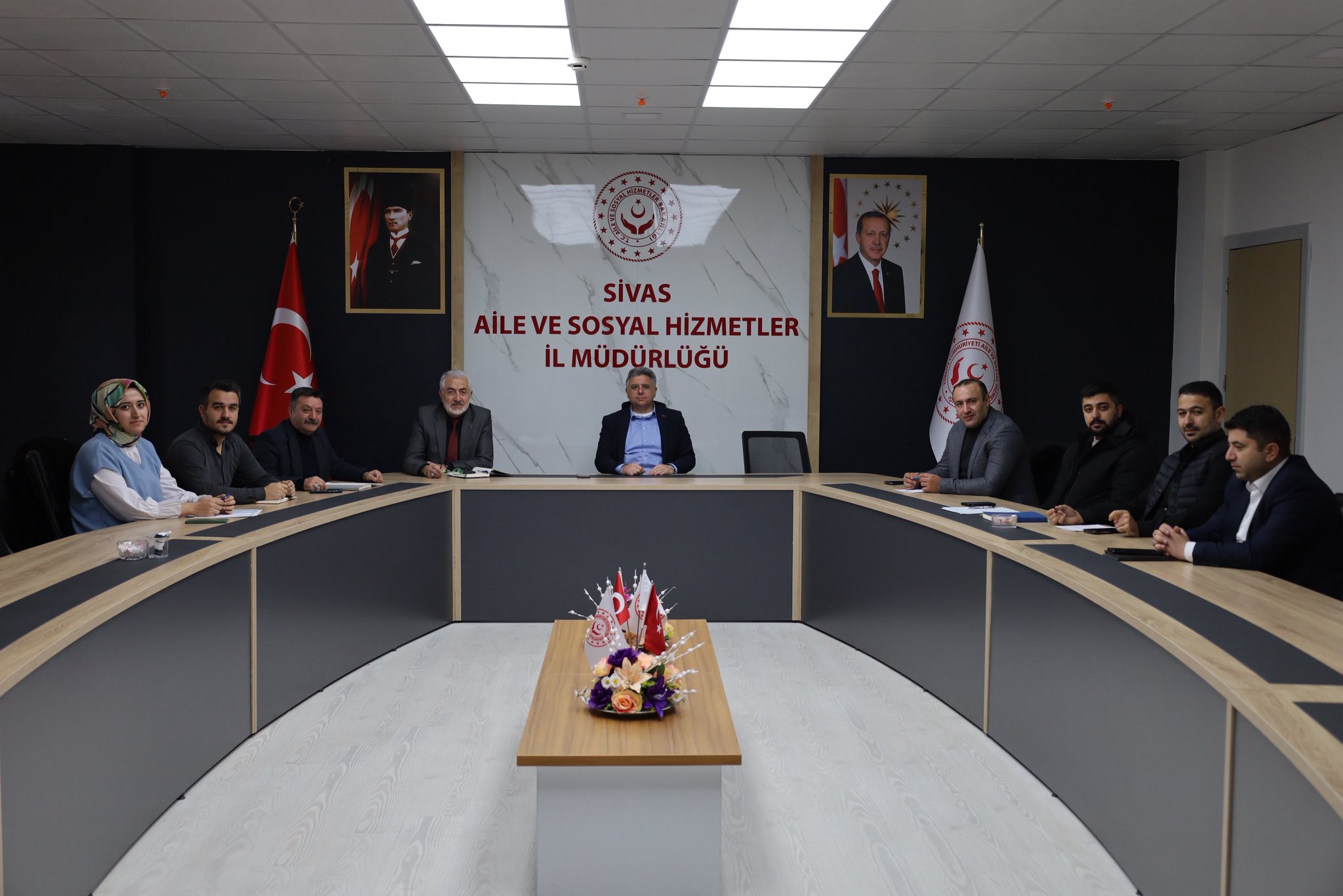 İl Müdürümüz Özgür Kırmızıtaş başkanlığında Engelli ve Yaşlı hizmetleri alanında görev yapan çalışma arkadaşlarımızın katılımıyla değerlendirme toplantısı gerçekleştirildi.