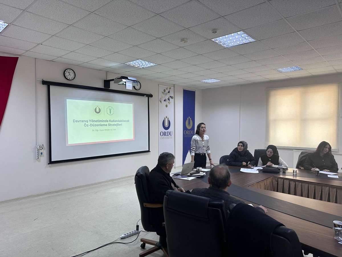 İl Müdürlüğü'müze bağlı yatılı çocuk kuruluşları ve özel bakım merkezlerinde görev yapan bakım personeli ve meslek elemanlarına yönelik eğitim programı düzenlendi.