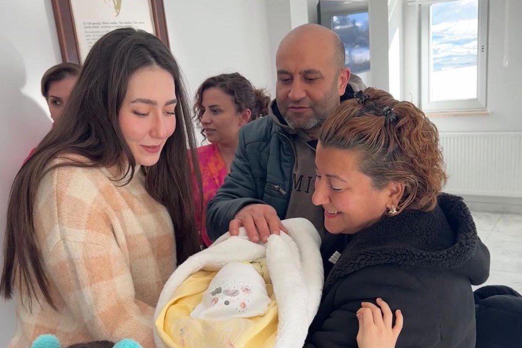 “Geçici Koruyucu Aile” modelinin 100’üncü Bebeği Ege Berk, Samsun’da koruyucu ailesiyle buluştu