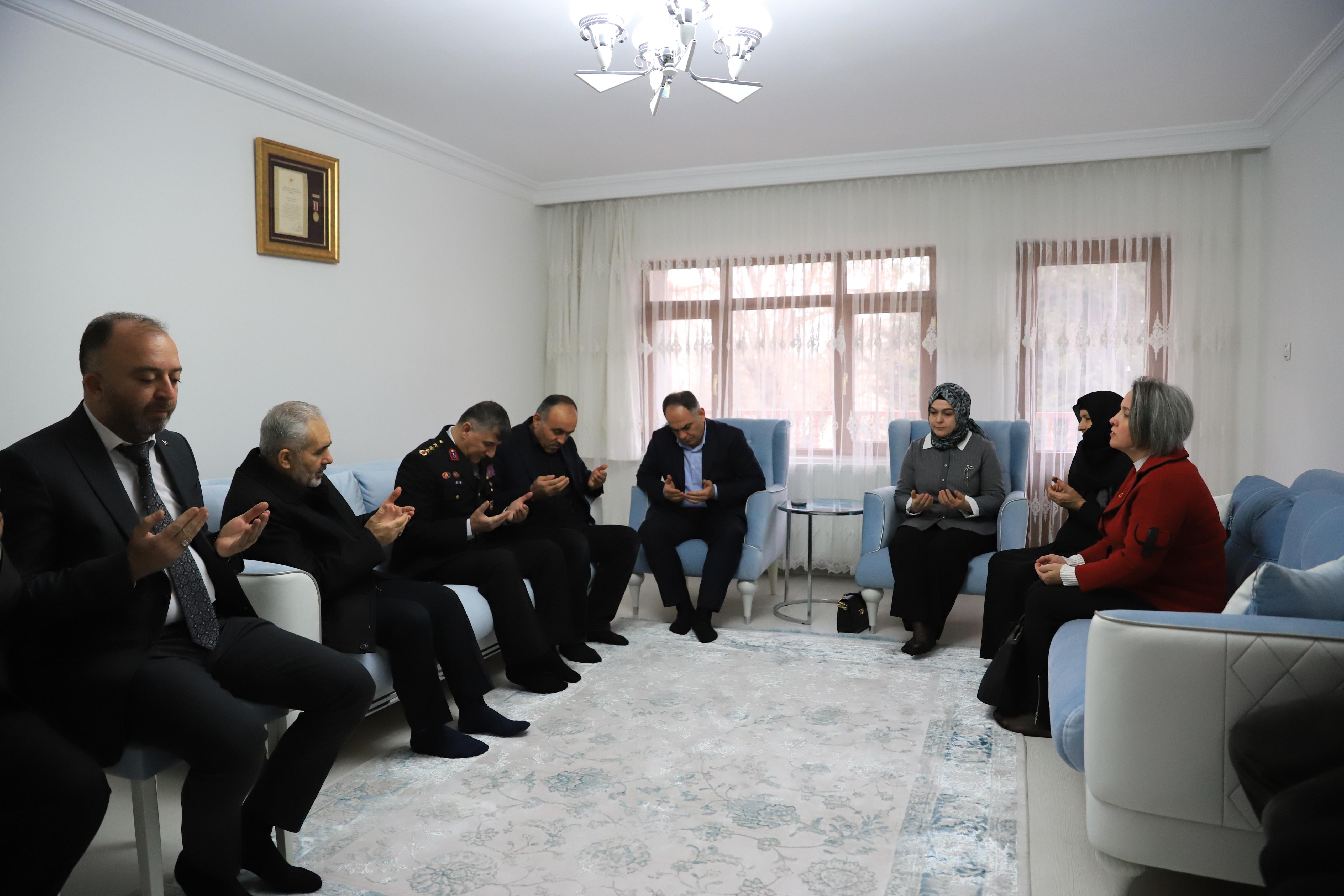Valimiz Sn. Hüseyin ÇAKIRTAŞ ve Eşi Hanımefendi Sn. Seda ÇAKIRTAŞ’tan Aziz Şehidimiz J. Uzm. Onb. Hüseyin EFE’nin Ailesine Ziyaret
