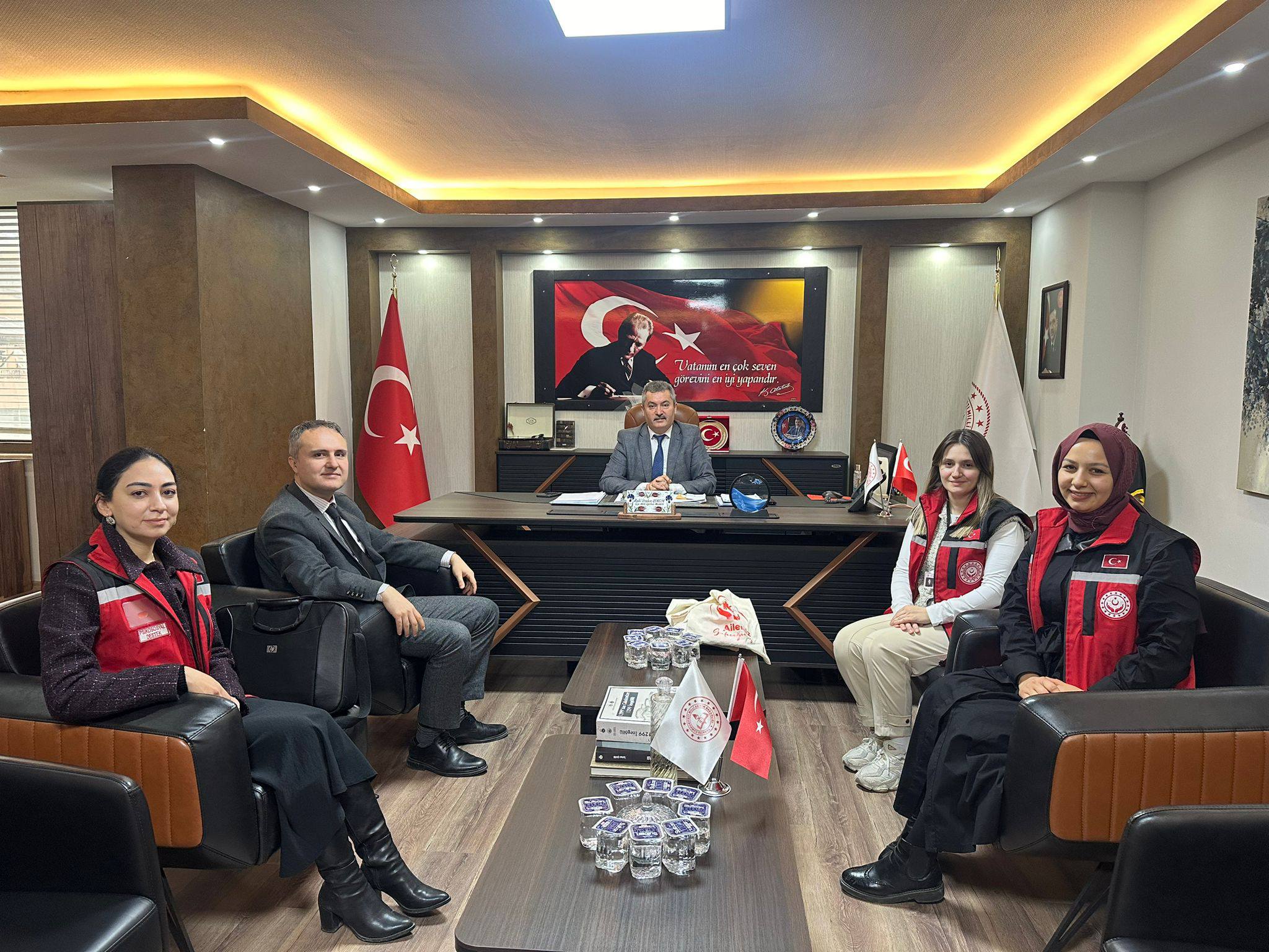 Dünya Eğitim Günü münasebetiyle İnegöl SHM tarafından İnegöl İlçe Milli Eğitim Müdürlüğüne kutlama ziyareti gerçekleştirilmiştir