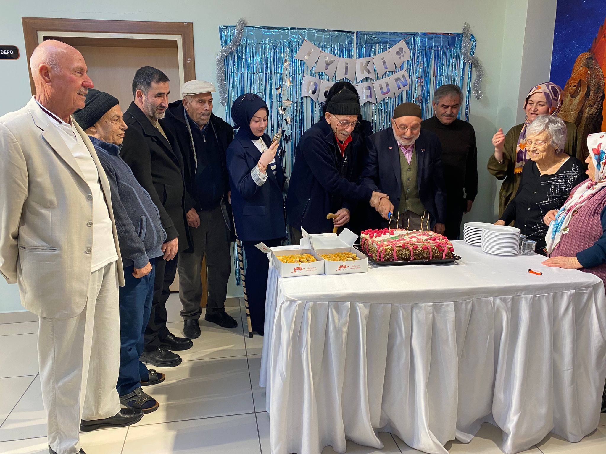 Çorum Huzurevi Yaşlı Bakım ve Rehabilitasyon Merkezi Müdürlüğünde Ocak Ayında Doğan Yaşlılarımızın Doğum Günü Etkinliği Gerçekleştirildi