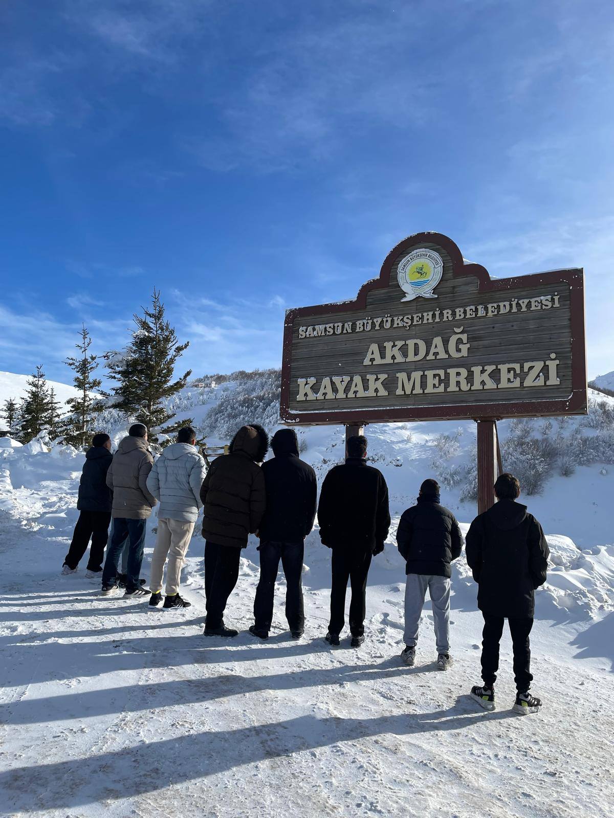 Çocuk Evleri Sitesi Müdürlüğümüzde koruma ve bakım altındaki çocuklarımızla idarecilerimiz ve öğretmenlerimizin refakatinde Samsun Akdağ Kayak Merkezi’ne günübirlik gezi programı düzenlenmiştir