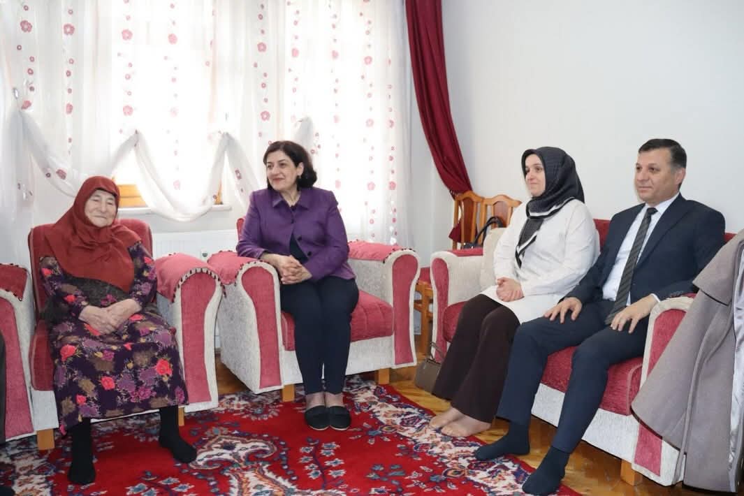 Süreyya Yavuz Hanımefendiden Şehit Ailesine Veda Ziyareti