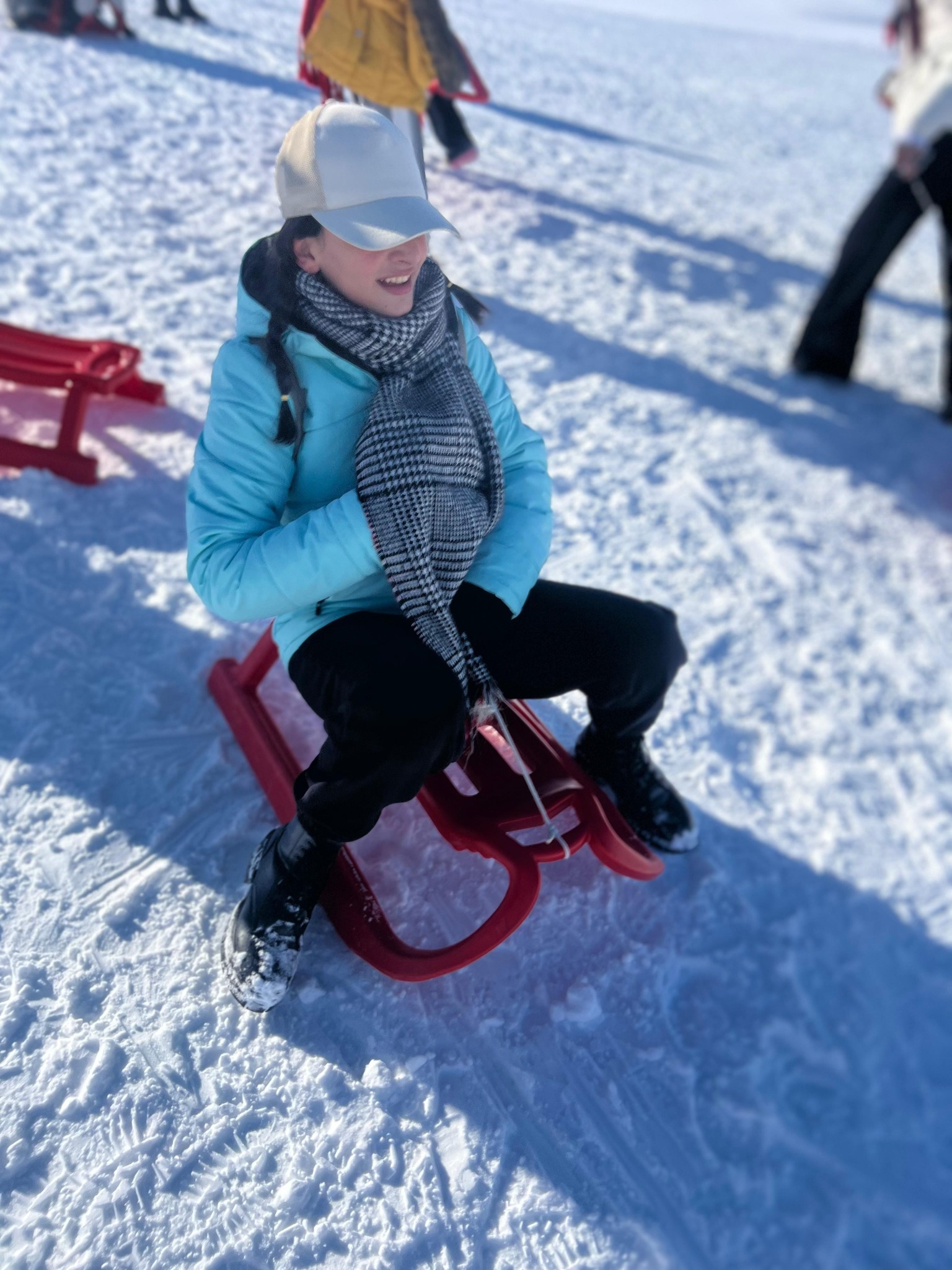 Minik Kalplerle Karda Kocaman Mutluluklar