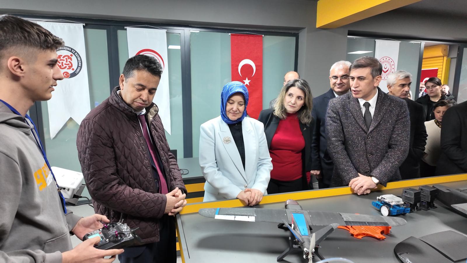 YÜREĞİR’DE ROBOTİK KODLAMA VE BİLİŞİM ATÖLYESİ HİZMETE AÇILDI