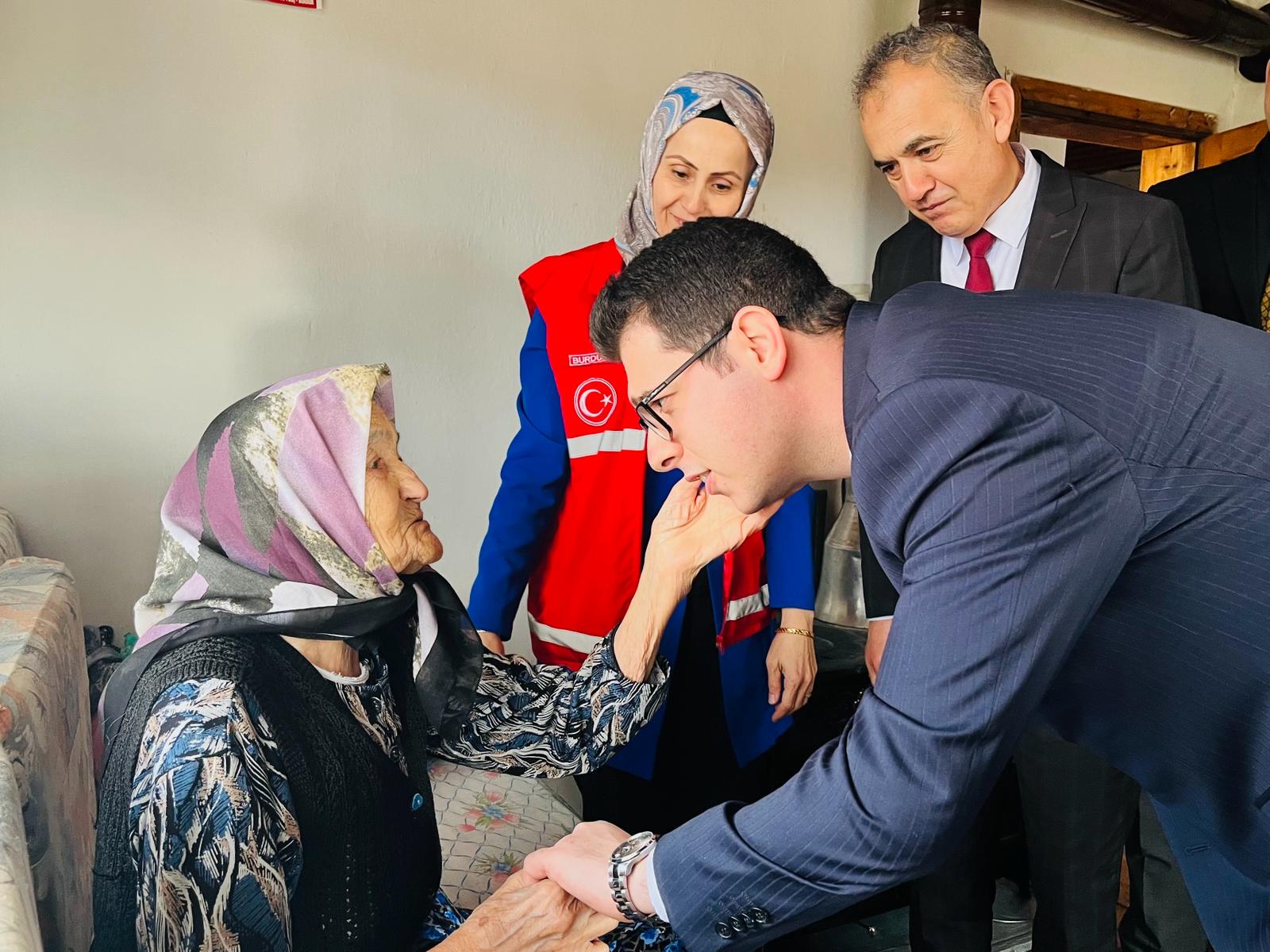 Hane Ziyaretleri Kapsamında, Geçtiğimiz Günlerde 100 Yaşına Basan Gülsüm Teyzemizin Doğum Günü Kutlanmıştır.
