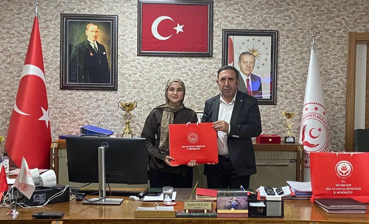 Diyarbakır Çocuk Hakları Komitesi seçimlerini kazanarak İl Kız Temsilcisi olan çocuğumuz, Türkiye genelinde yapılan seçimlerde de büyük bir başarı elde ederek Çocuk Hakları Komiteleri Türkiye Danışma Kurulu’na seçildi.