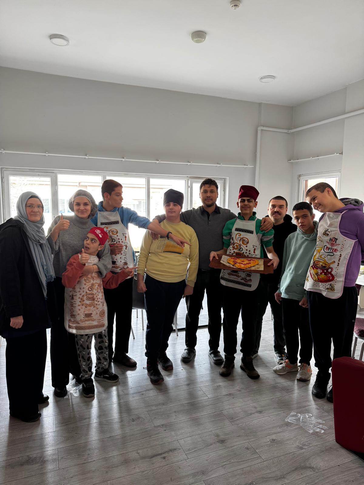 Afyonkarahisar Engelsiz Yaşam Bakım, Rehabilitasyon Merkezinde Pizza Yapım Etkinliği 