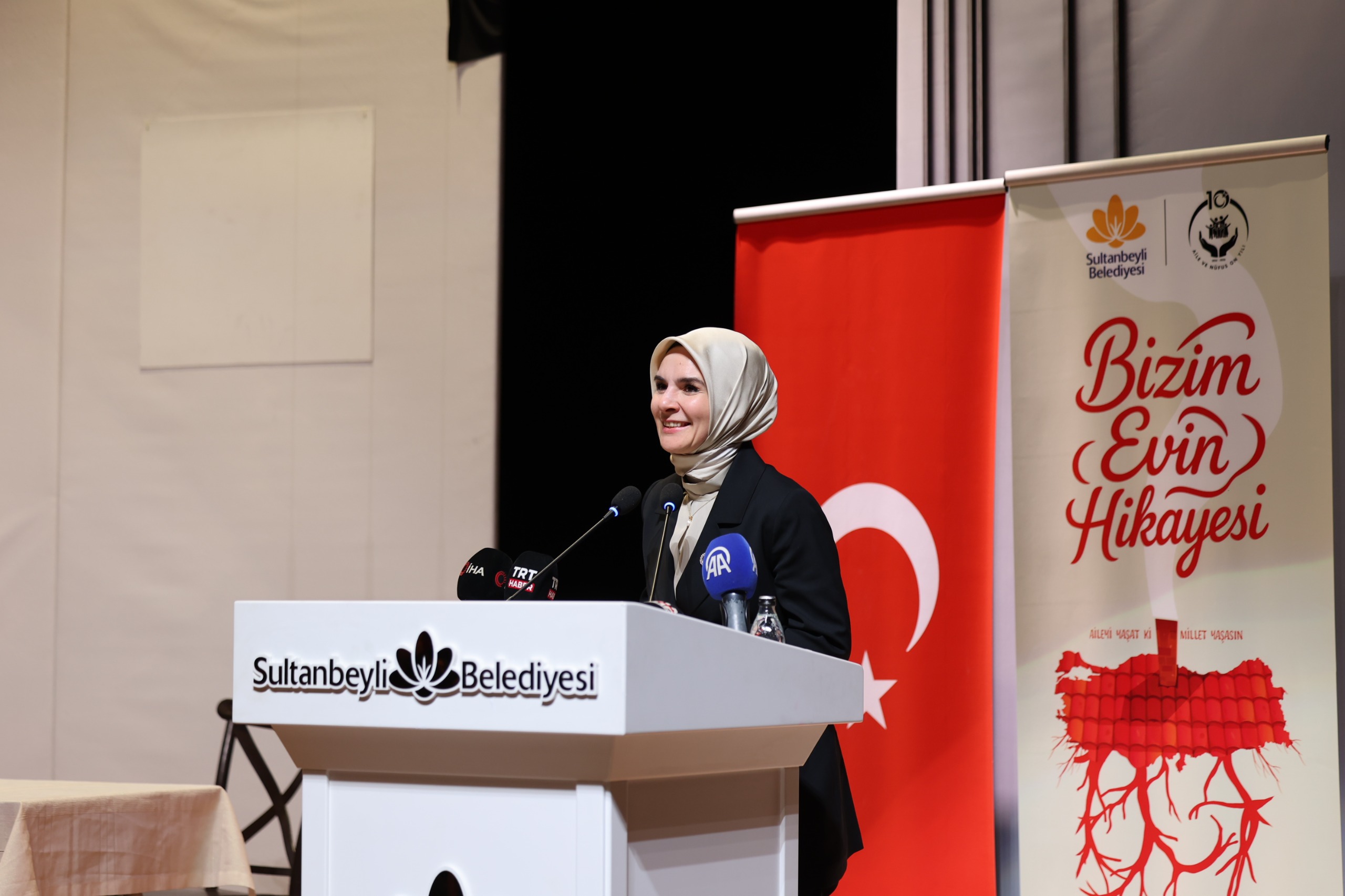 Bakanımız Göktaş, "Bizim Evin Hikayesi" tiyatro oyununun gala gösterimi ile "Ailem" dizisinin ikinci sezon tanıtımına katıldı