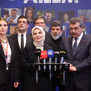 Bakanımız Göktaş, "Bizim Evin Hikayesi" tiyatro oyununun gala gösterimi ile "Ailem" dizisinin ikinci sezon tanıtımına katıldı - fotoğraf 7