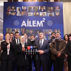 Bakanımız Göktaş, "Bizim Evin Hikayesi" tiyatro oyununun gala gösterimi ile "Ailem" dizisinin ikinci sezon tanıtımına katıldı - fotoğraf 6