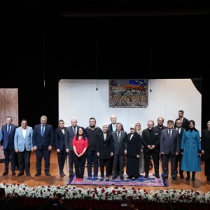 Bakanımız Göktaş, "Bizim Evin Hikayesi" tiyatro oyununun gala gösterimi ile "Ailem" dizisinin ikinci sezon tanıtımına katıldı - fotoğraf 4