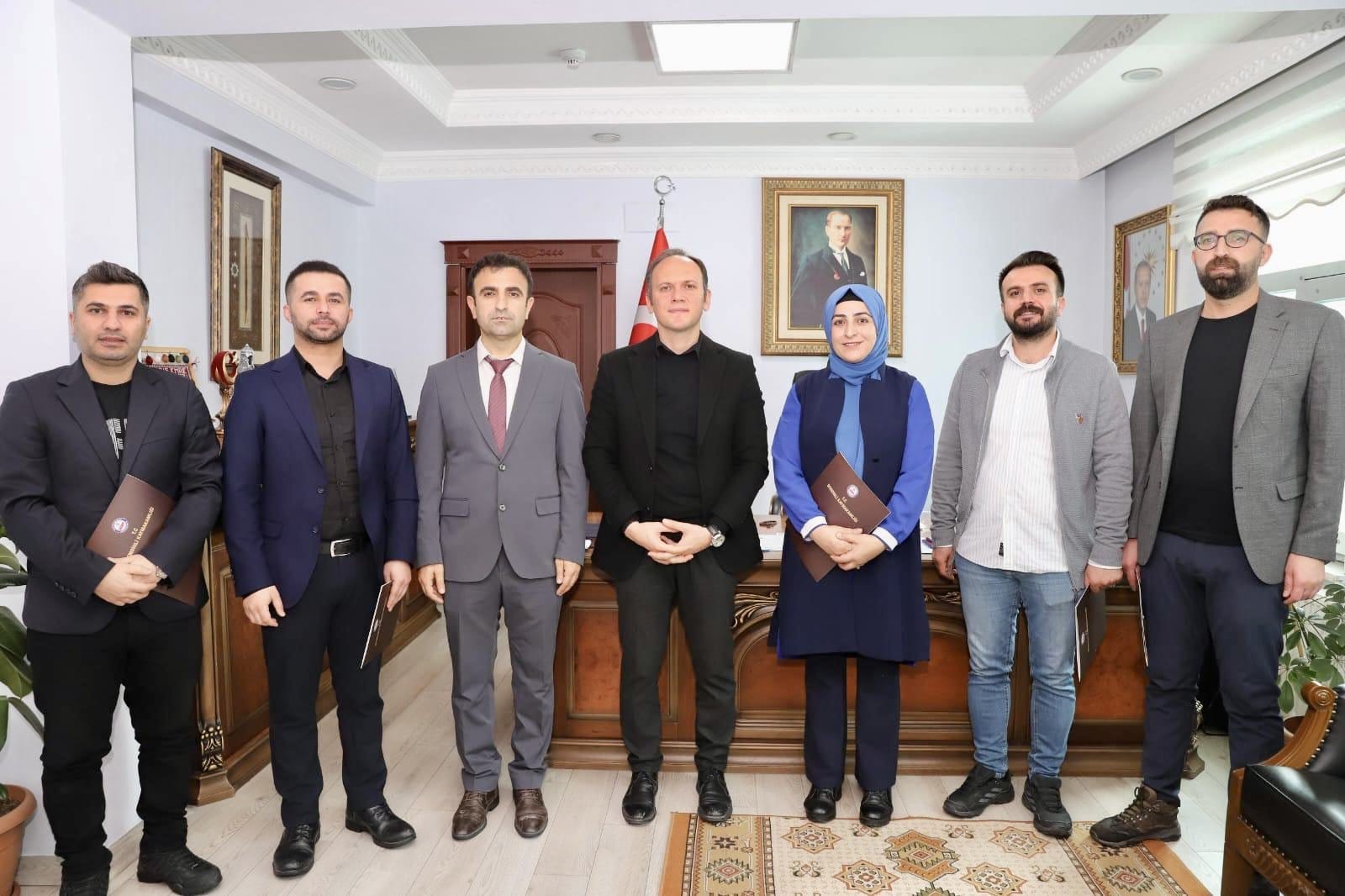 Şemdinli Kaymakamı AKPINAR’dan Sosyal Hizmet Personeline Başarı Belgesi