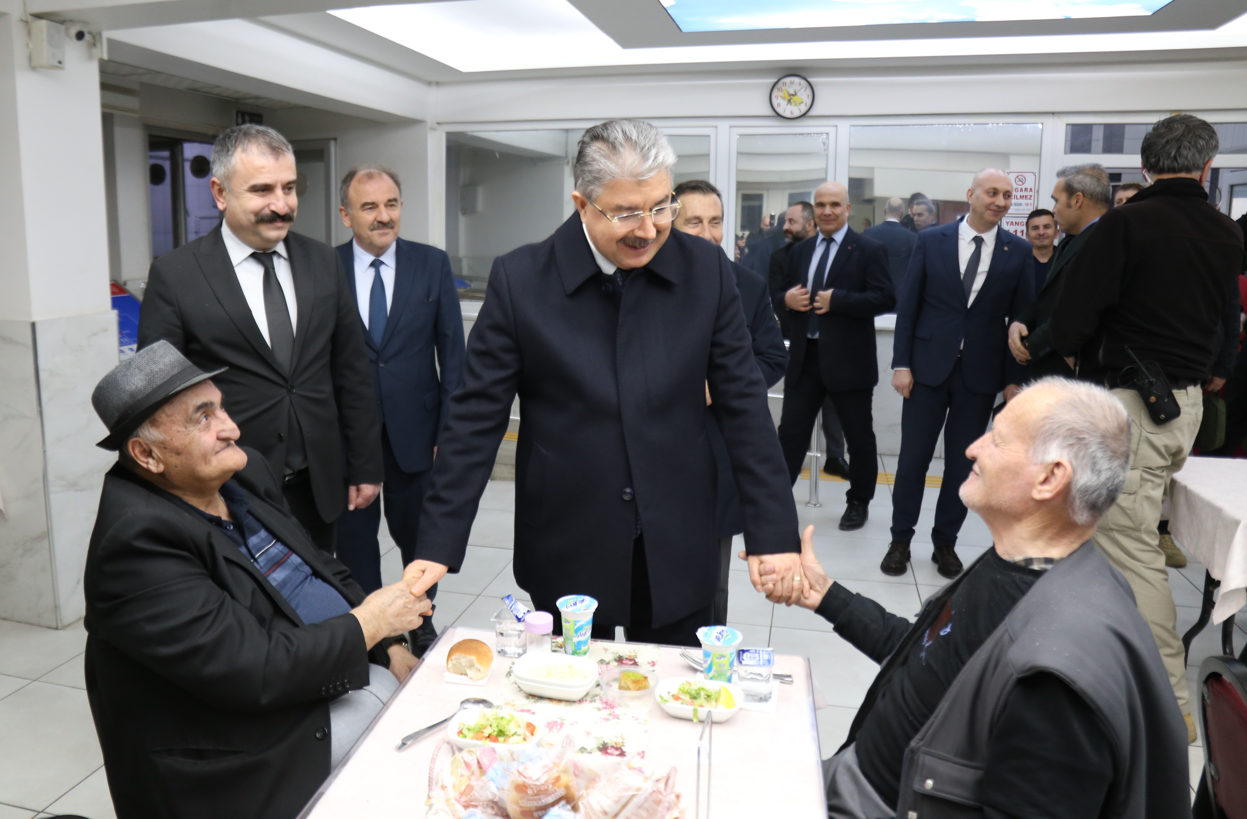 Sayın Valimiz Dr. Erdinç Yılmaz, Safiye Gönül Bayar Huzurevi Sakinleriyle Bir Araya Geldi