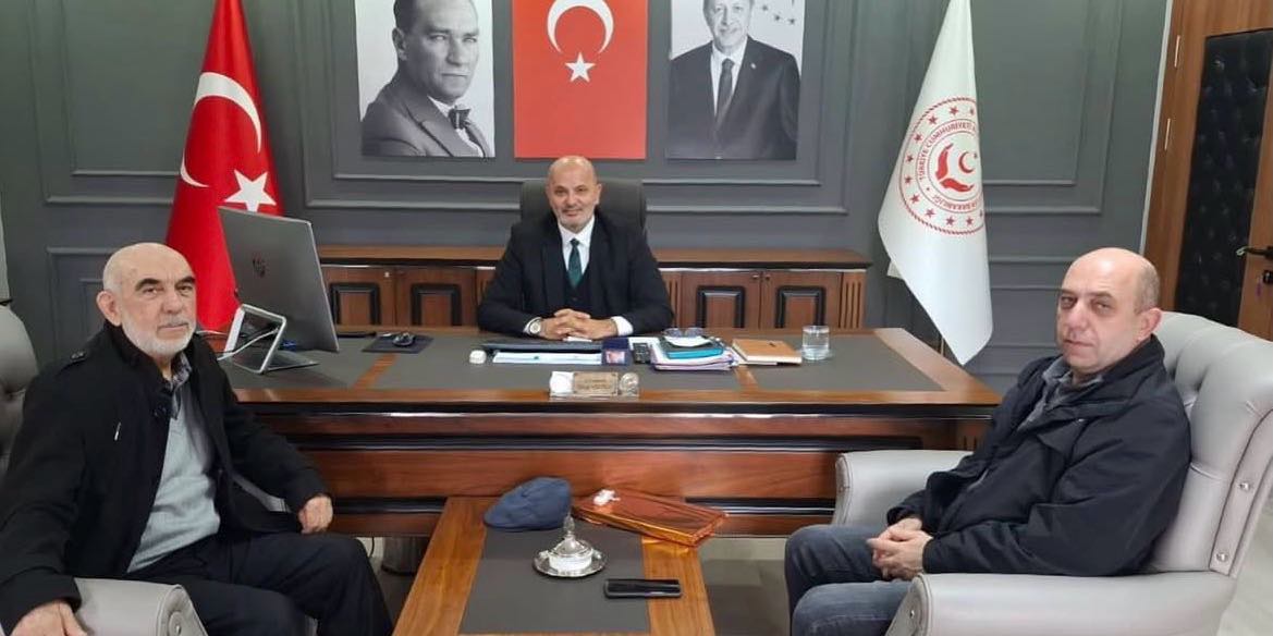 Kıbrıs Gazisi Mehmet YILMAZ ve oğlu Kemal YILMAZ, hemşerileri olan İl Müdürümüz Yakup KÜTÜK’ü makamında ziyaret etti.