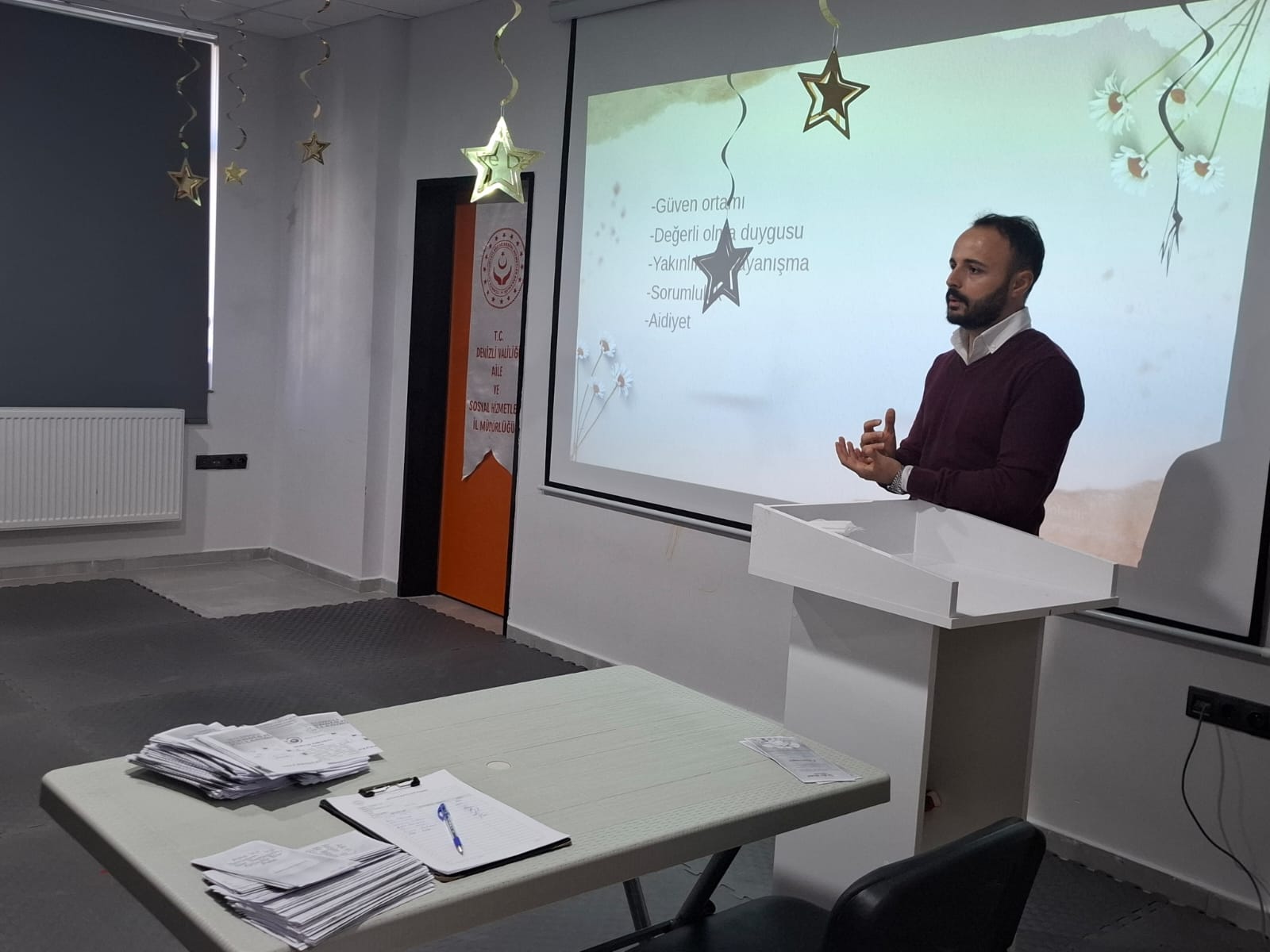 Aile Eğitim Programı Kapsamında Velilere “İletişim Becerileri ve Teknoloji Kullanımı” Eğitimi Verildi