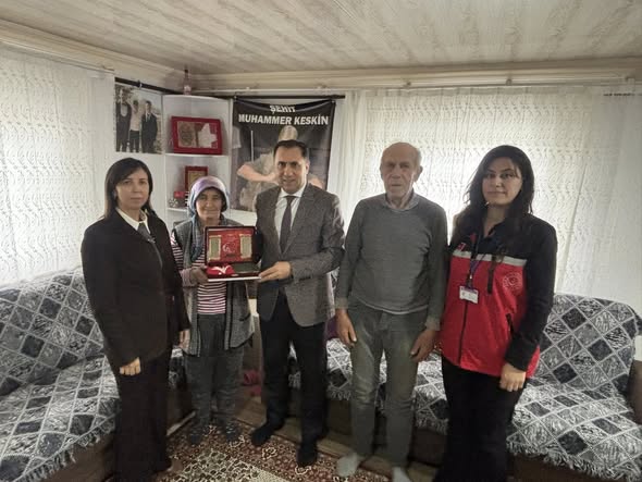 İl Müdürümüz İlkay Türkoğlu, Van ilinde meydana gelen çığ düşmesi sonucu arama-tarama faaliyeti sırasında şehit olan kahraman Uzman Çavuş Muhammer Keskin’in Çine ilçesinde ikamet eden kıymetli ailesini ziyareti