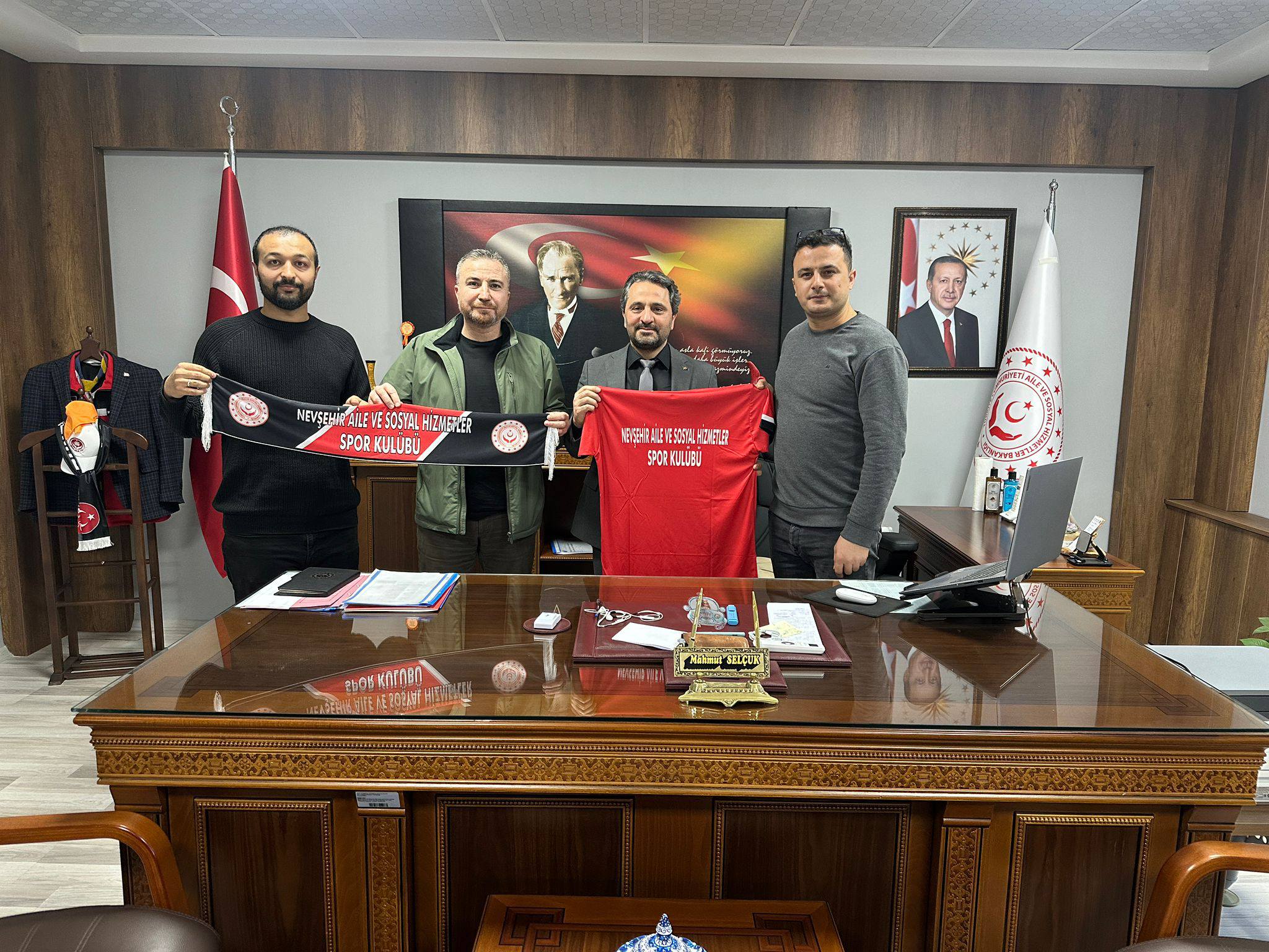 Nevşehir Aile ve Sosyal Hizmetler Spor Kulübü Başkanı Ramazan Gülhan, Hentbol Antrenörü İlyas Özyurt ve Spor Uzmanı Mehmet Bayar, İl Müdürümüz Mahmut Selçuk’u ziyaret etti. 