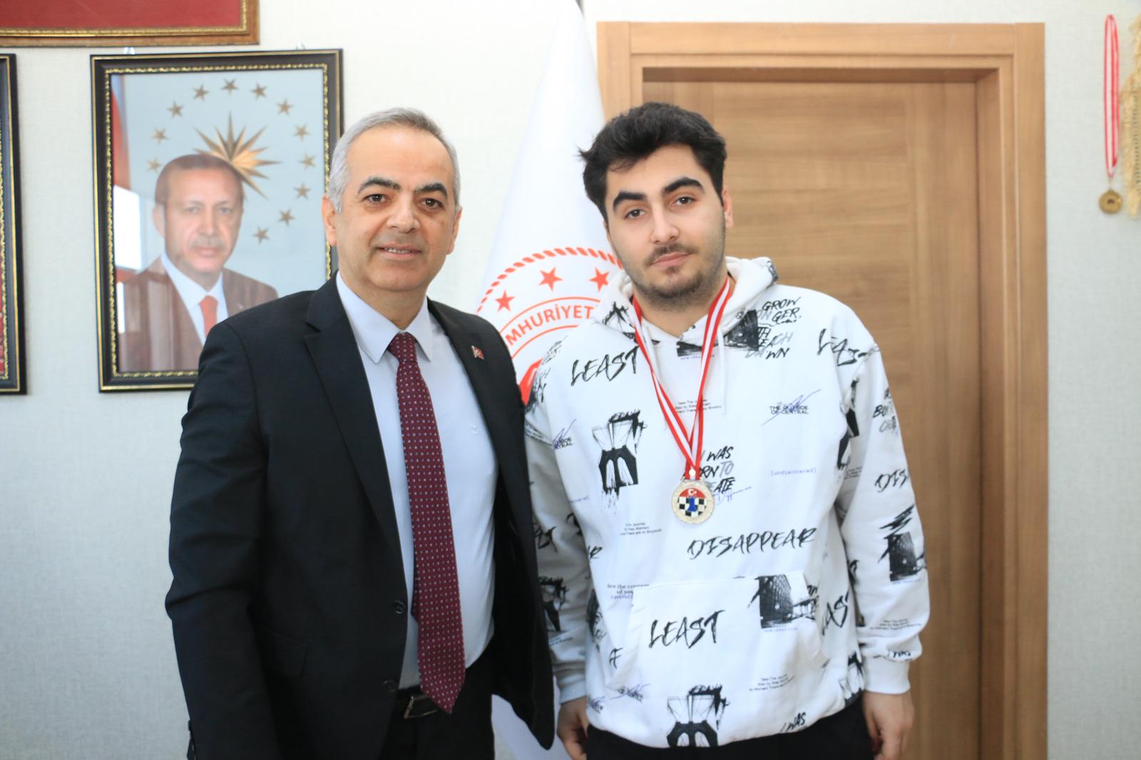 YILDIZLAR SATRANÇ TÜRKİYE ŞAMPİYONU ÇOCUĞUMUZ  MİRAÇ MELİH TOPUZ İL MÜDÜRÜMÜZÜ ZİYARET ETTİ