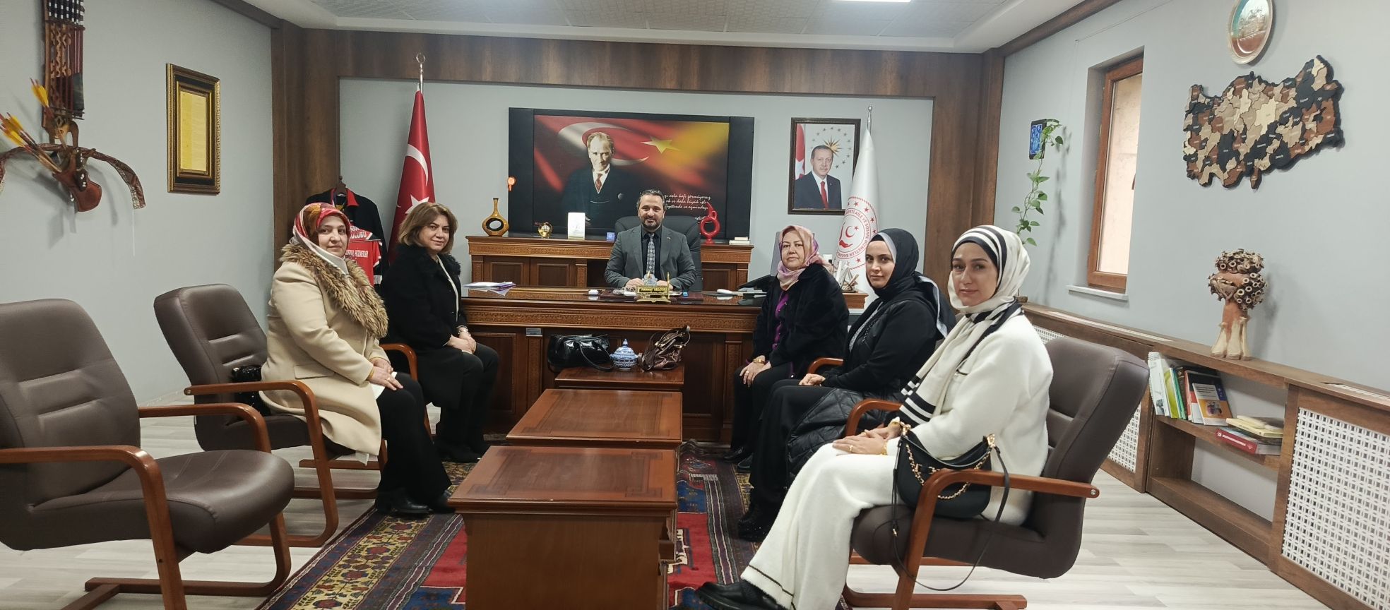 Mehir Aile Platformu Nevşehir İl Temsilcisi Fatma Aygün ve beraberindeki yönetim kurulu üyeleri, İl Müdürümüz Mahmut Selçuk’u makamında ziyaret etti.