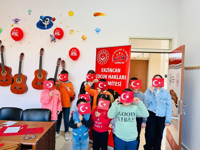 Çocuk Hakları Komitesi Üyesi Yavrularımızın Yaratıcılıklarını Ortaya Koyduğu Cumhuriyet Coşkusuyla Bayrak Yapma Etkinliğini Gerçekleştirdik.