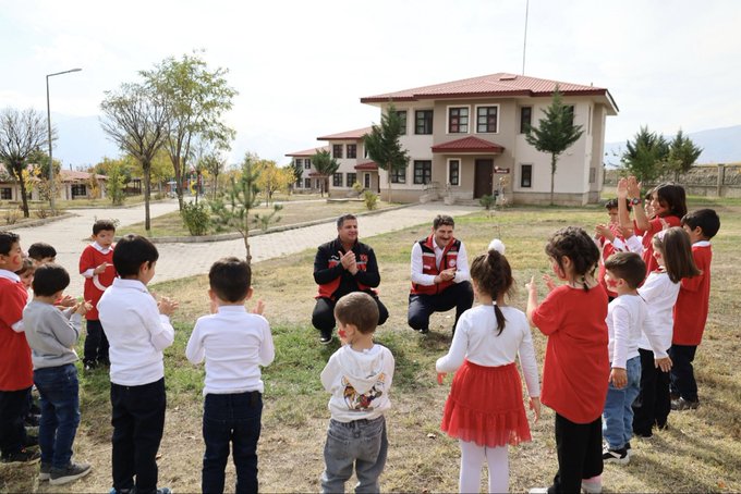 Cumhuriyetimizin 102. yılını Çocuk Evleri Sitesi Müdürlüğümüzdeki Yavrularımızla Beraber Coşkuyla Kutladık.