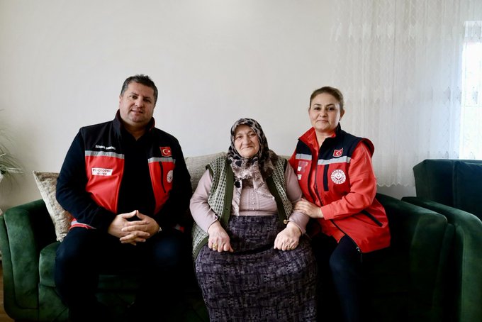 Kahraman Şehidimiz Polis Memuru Rahmi Sarıgül’ün Bizlere Emaneti Olan Kıymetli Annesi Fatma Sarıgül’ü Ziyaret Edip, Ellerinden Öptük.