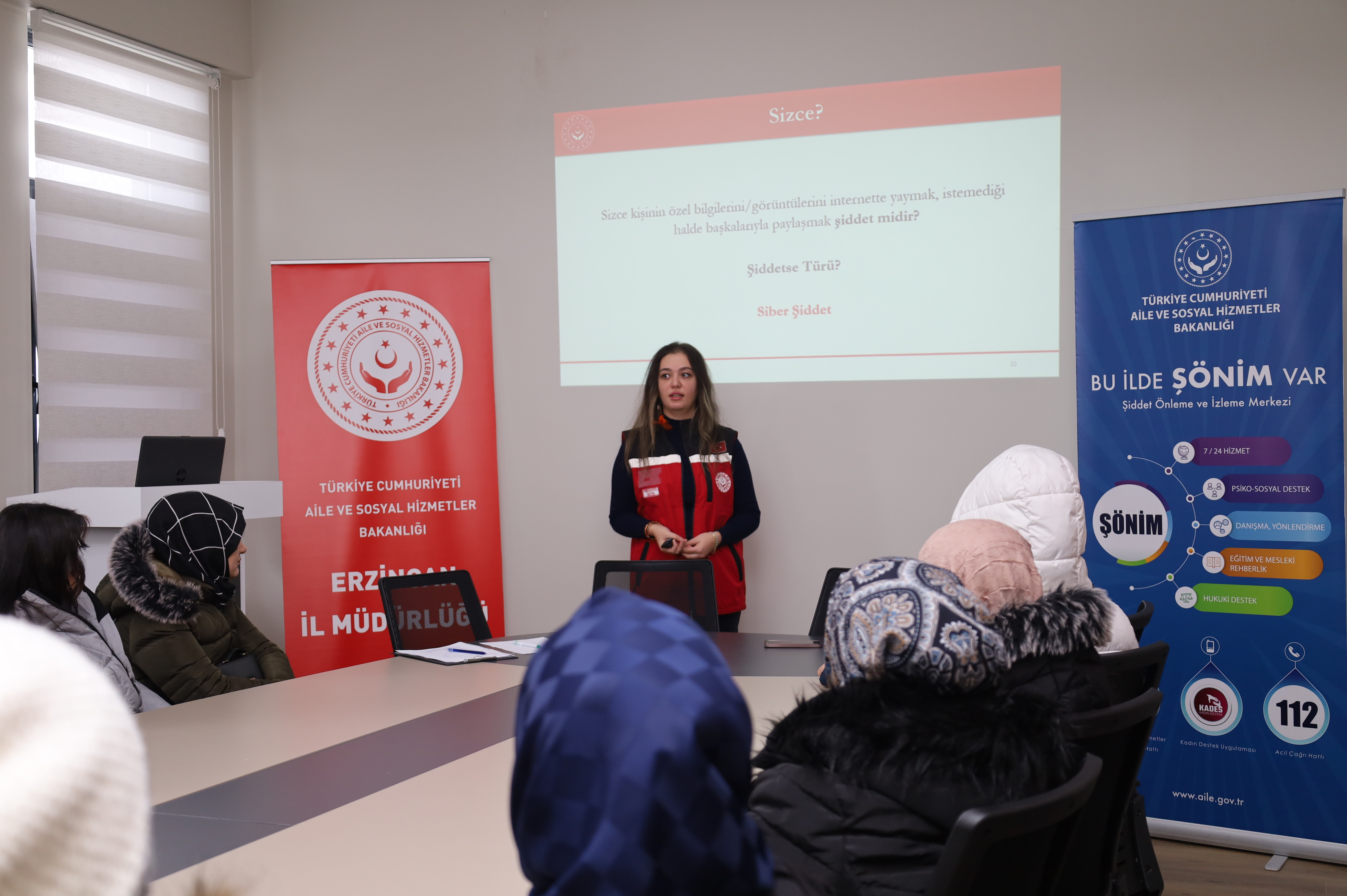 Kadına Yönelik Şiddetle Mücadele Kapsamında İl Göç İdaresinde Yabancı Uyruklu Vatandaşlara Yönelik Olarak İl Müdürlüğümüzce, Farkındalık Oluşturmak Amacıyla Eğitim Verildi.