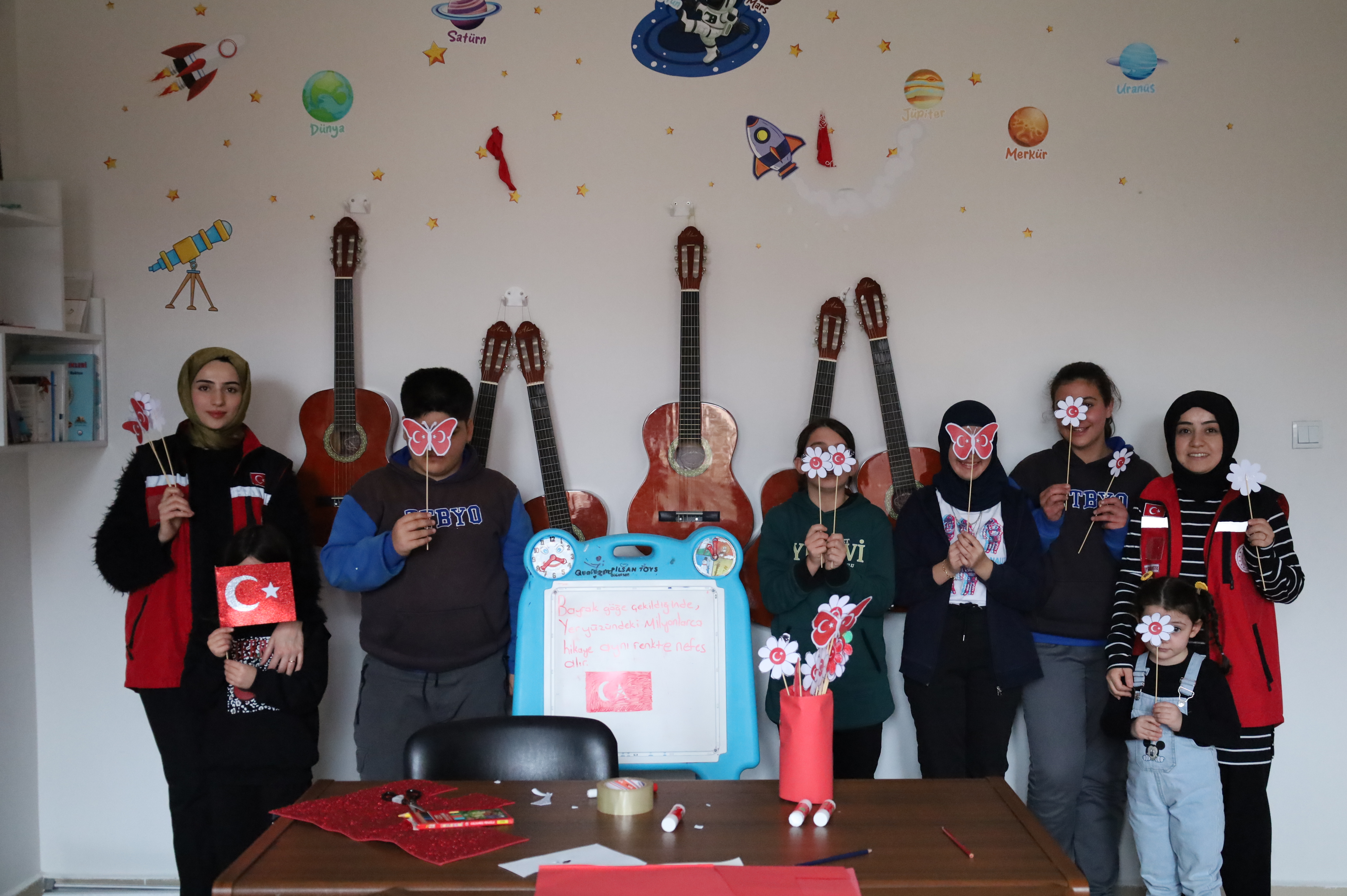 Erzincan Aile ve Sosyal Hizmetler İl Müdürlüğü Olarak, Çocuk Hakları Komitesi Üyesi Yavrularımızın Milli Birlik ve Beraberlik Duygusunu Güçlendirmek Amacıyla Bayrak Yapma Etkinliği Gerçekleştirdik.