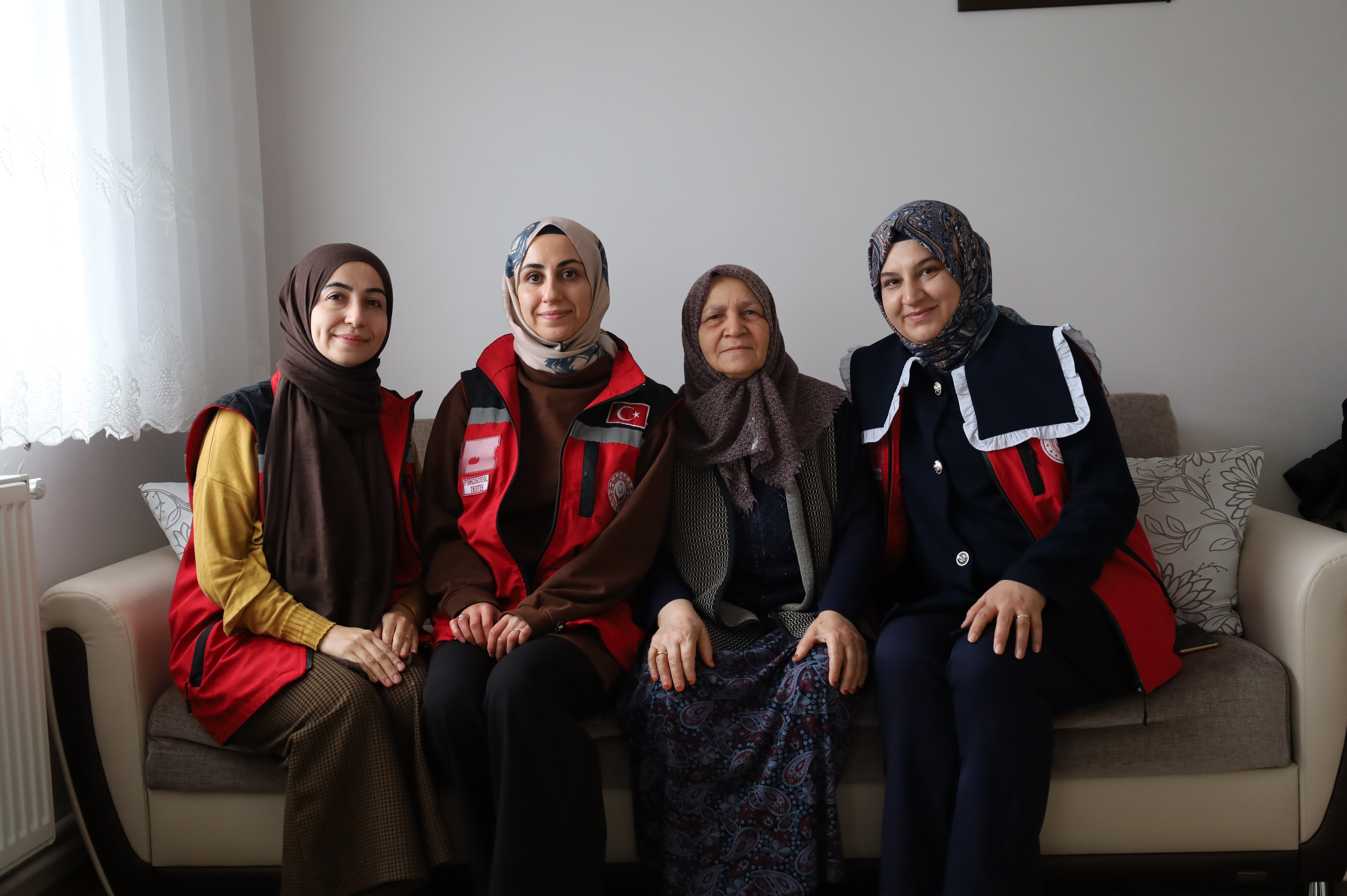 “Kahve Bahane” Diyerek Çalışma Arkadaşlarımızla Birlikte, 76 Yaşındaki Kumru Subaşı Teyzemizi Evinde Ziyaret Ederek Pamuk Ellerini Öptük.