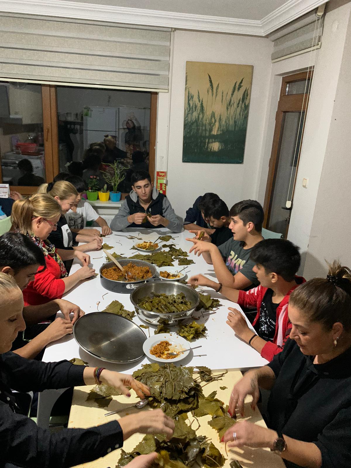 Gençlerimizin Elinden Yaprak Sarma