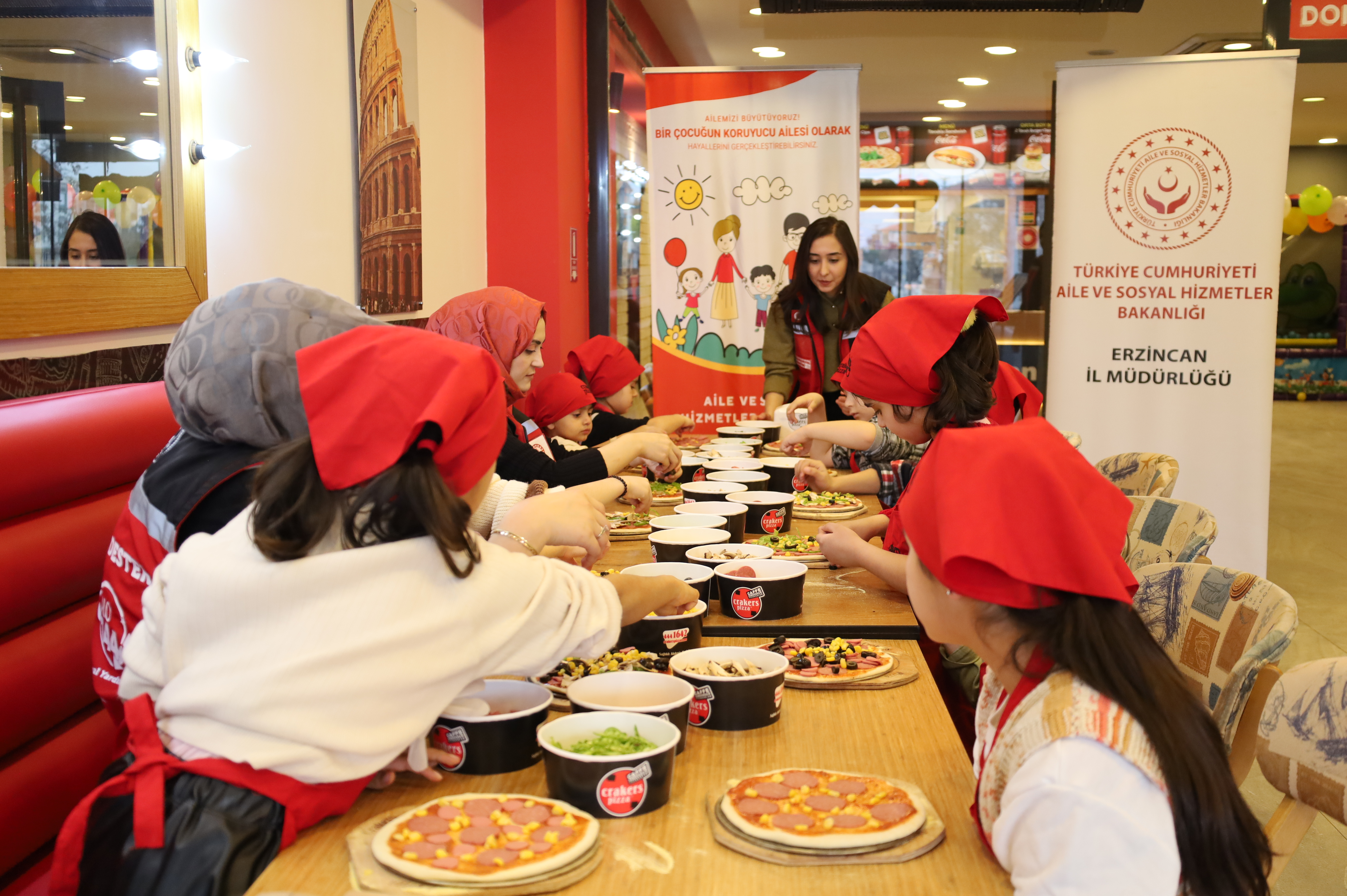 Koruyucu Aile Yanında Büyüyen Kıymetli Yavrularımızla Harika bir Pizza Yapım Etkinliğinde bir Araya Geldik.