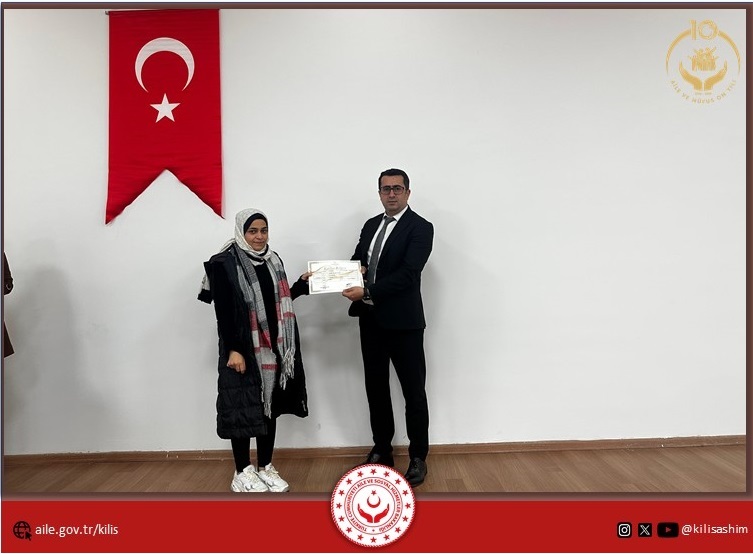 Müdürlüğümüz eğiticisi tarafından yürütülen 10 haftalık Modüler Aile Eğitim Programı başarıyla tamamlandı. Program sonunda düzenlenen sertifika töreninde, katılımcılarımıza belgeleri Sosyal Hizmet Merkezi Müdürümüz  Sayın Abuzer BÜYÜKCOŞKUN tarafından takdim edildi. Süreç boyunca gösterdikleri ilgi, gayret ve samimi paylaşımları için tüm ailelerimize teşekkür ederiz