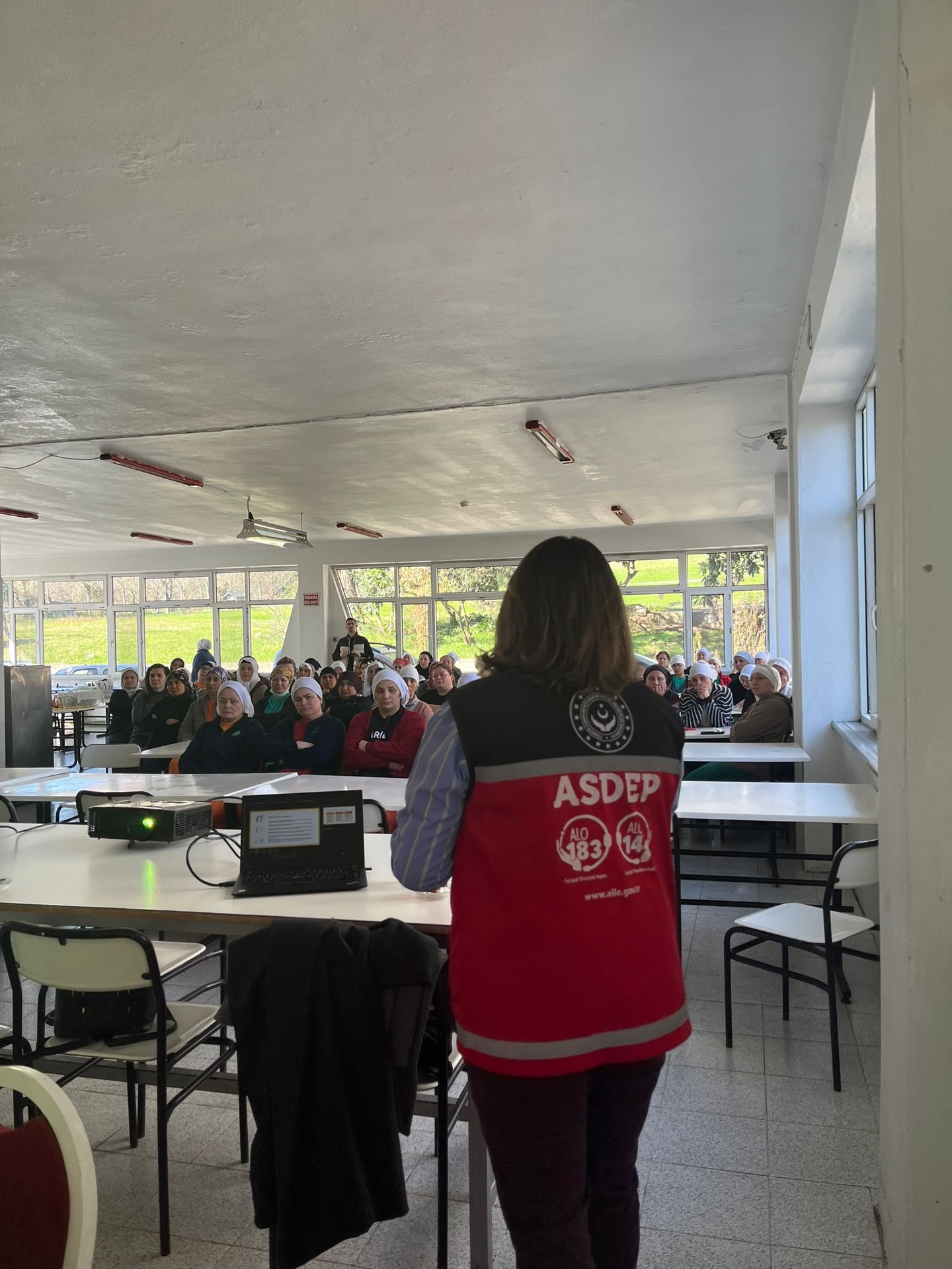 Poyraz Poyraz Fındık Fabrikası çalışanlarına yönelik olarak, Aile Eğitim Programı kapsamında “Aile İçi İletişim ve Çocuk Yetiştirme Tutumları” konulu eğitim programı gerçekleştirildi.