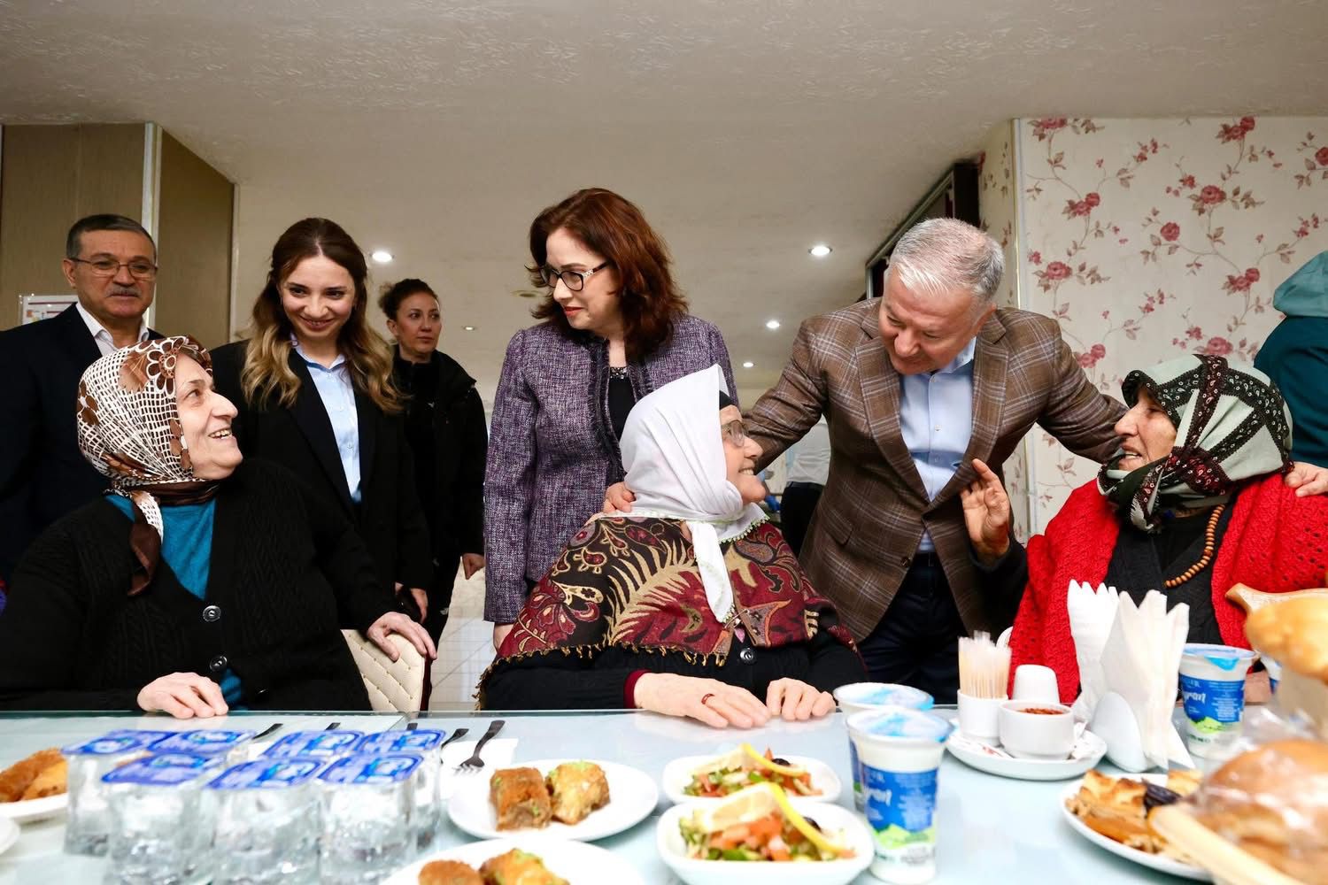 A. Kadir Üçyıldız Huzurevi'nde İftar...