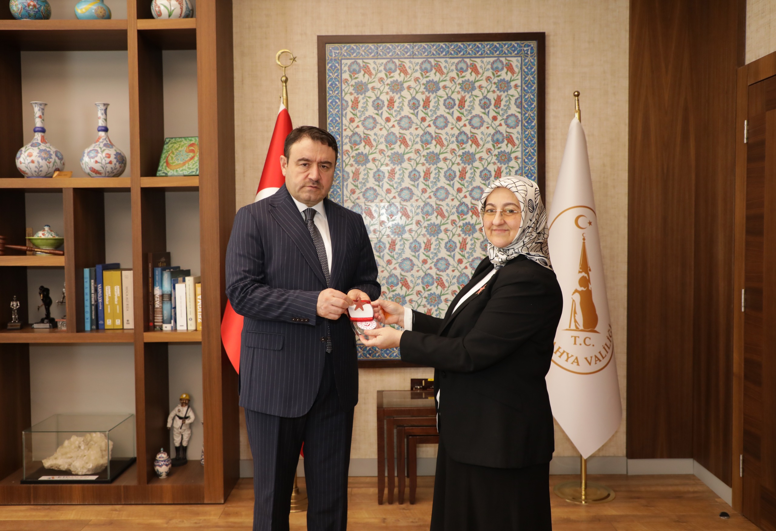 Valimiz Sayın Musa Işın’a Koruyucu Aile Rozeti Takdimi