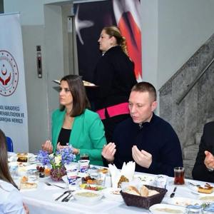 Ramazan, paylaştıkça anlam kazanan; gönüller arasında köprüler kurdukça büyüyen rahmet ve bereket ayıdır. - fotoğraf 2