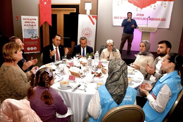 Gönüllerin Buluştuğu Büyük Aile İftarı...  Büyük Aile İftar Programımızda; Çocuk Hizmetleri Genel Müdürlüğü Rehberlik ve Toplumsal Destek Hizmetleri Daire Başkanı Sayın Ayşe Türkay ve Personel Genel Müdürlüğü Daire Başkanı Sayın Mustafa Şimşek’in katılımlarıyla gönüllerimizi aynı sofrada buluşturduk.